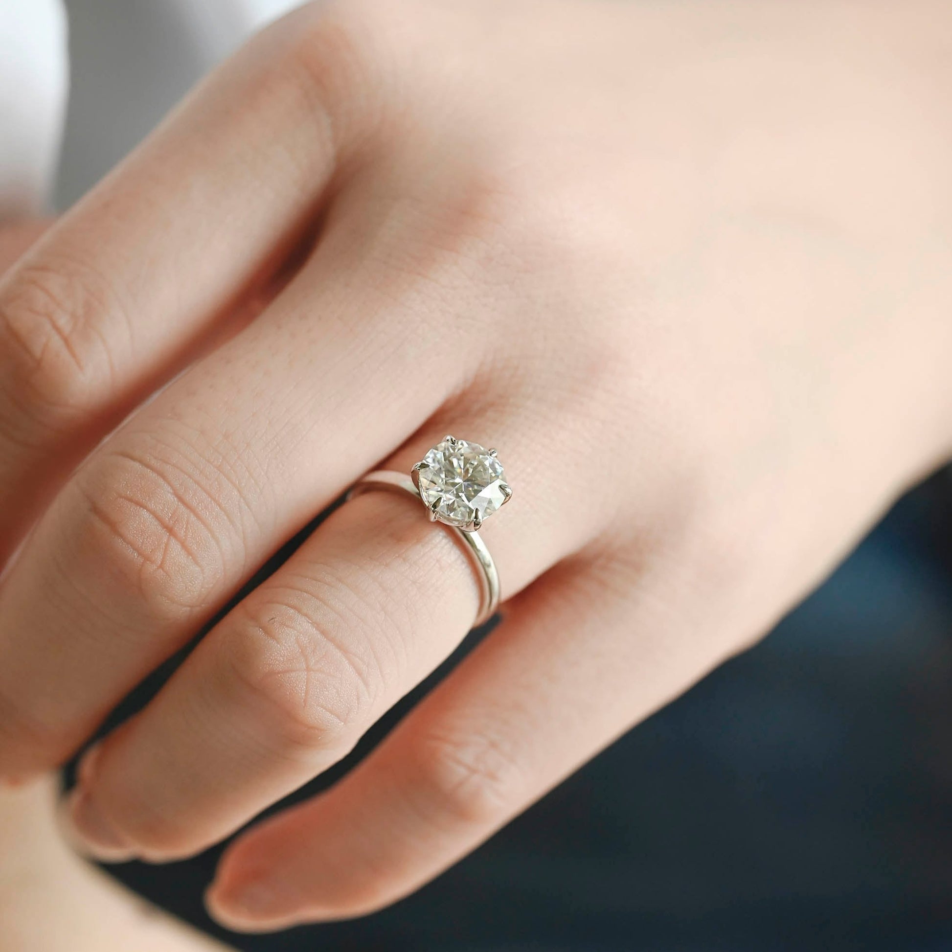 solitaire-round-cut-moissanite-engagement-ring-classic-wedding-ring