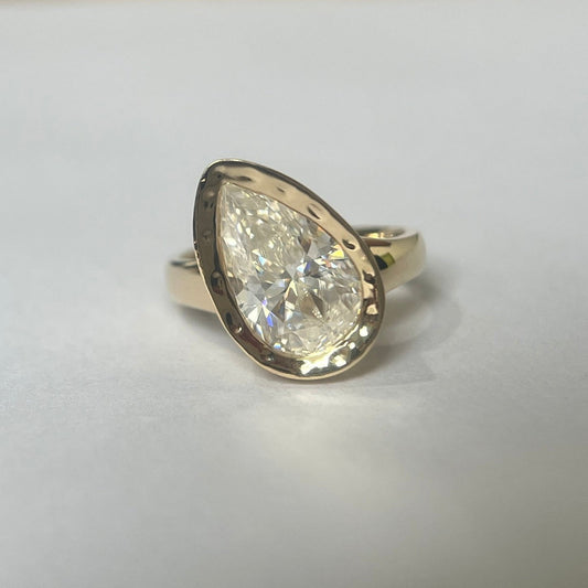 causyou-solid-gold-bezel-pear-cut-moissanite-engagement-ring