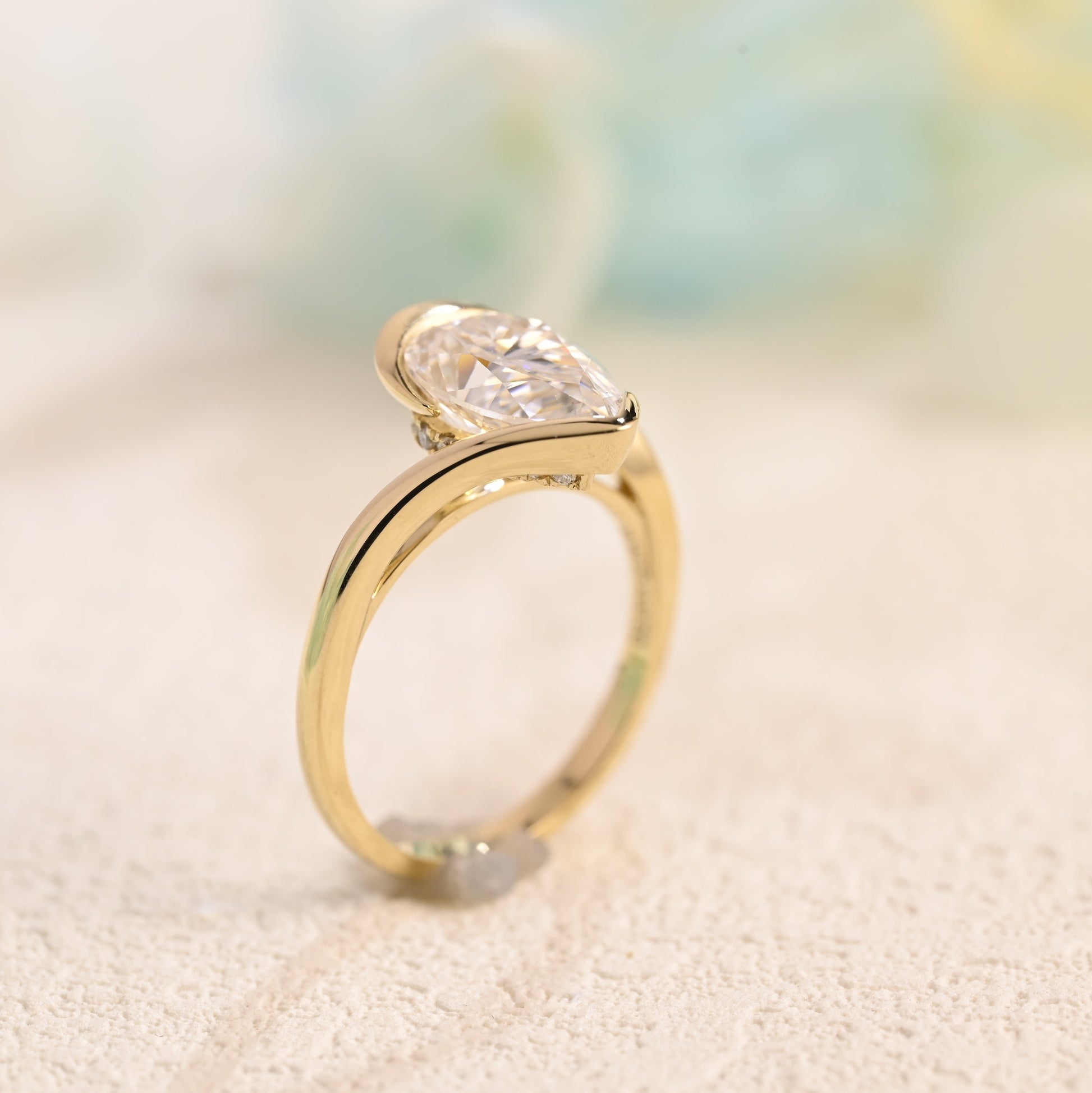 causyou-solid-gold-pear-cut-moissanite-engagement-ring