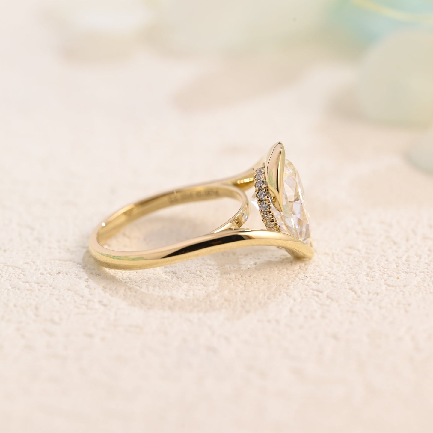 causyou-solid-gold-pear-cut-moissanite-engagement-ring