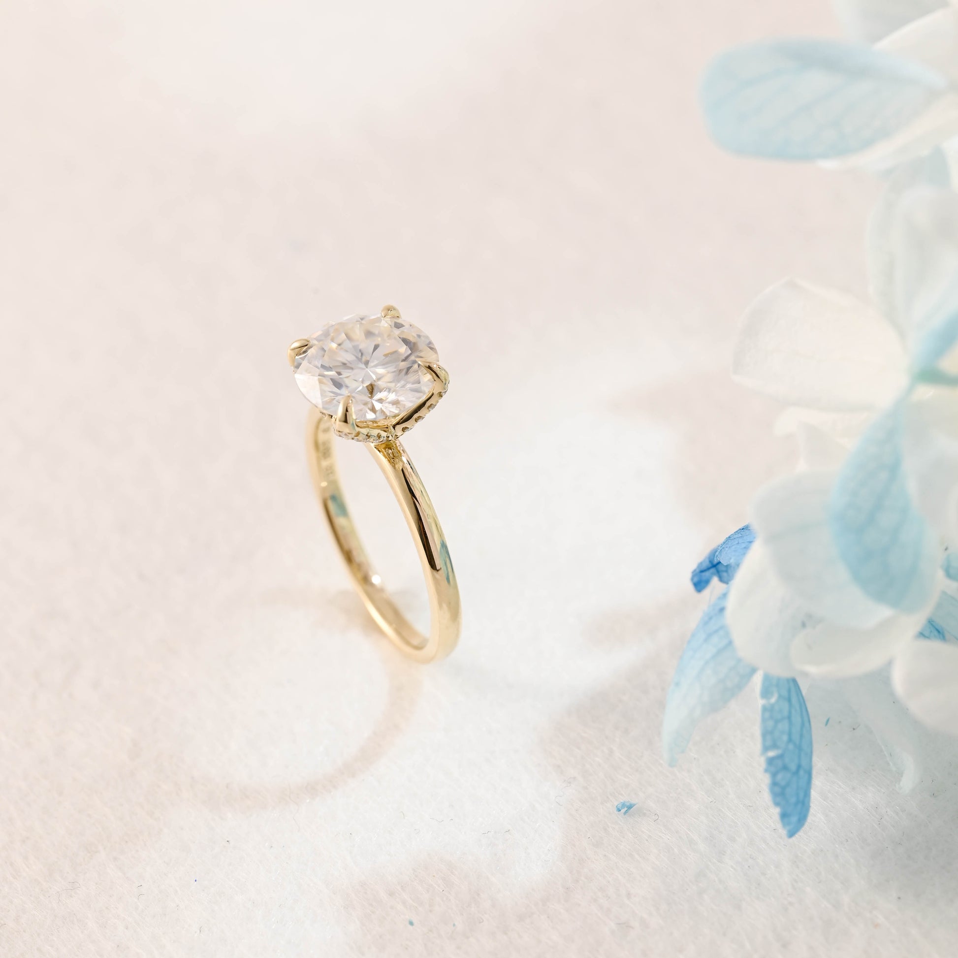 Tulip-Setting-Solid-Gold-Round-Cut-Moissanite-Engagement-Ring