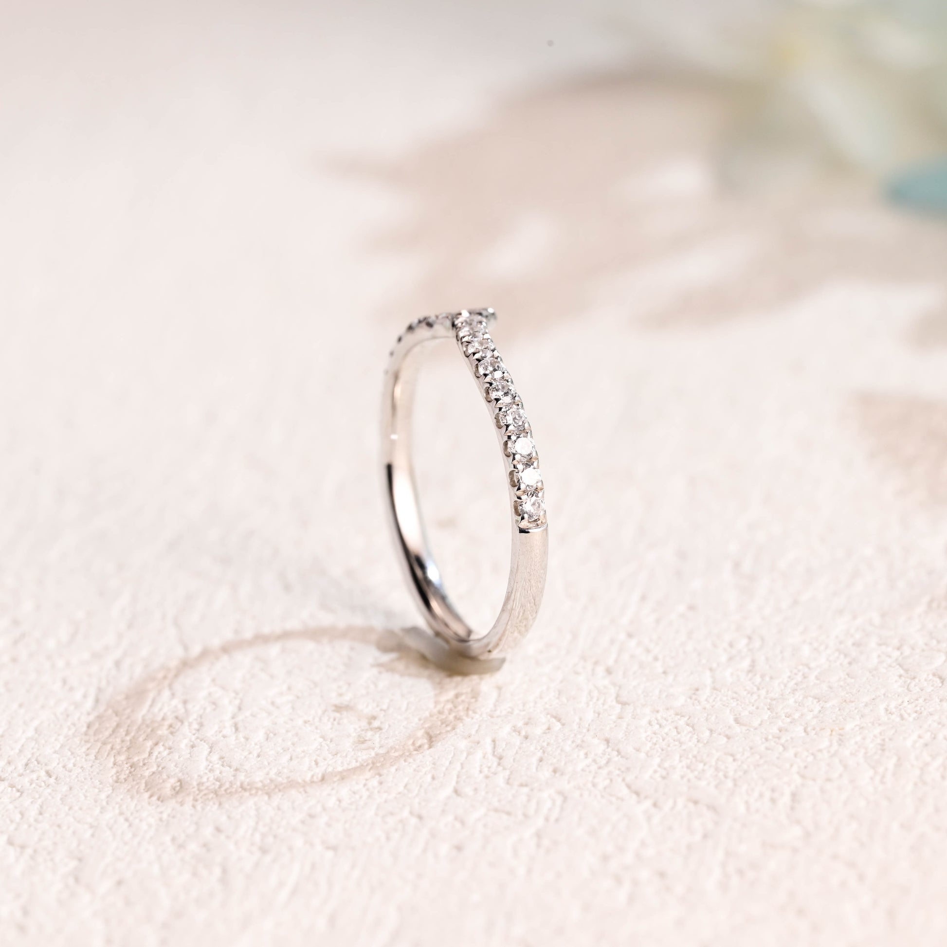 causyou-solid-gold-curved-round-cut-moissanite-wedding-band