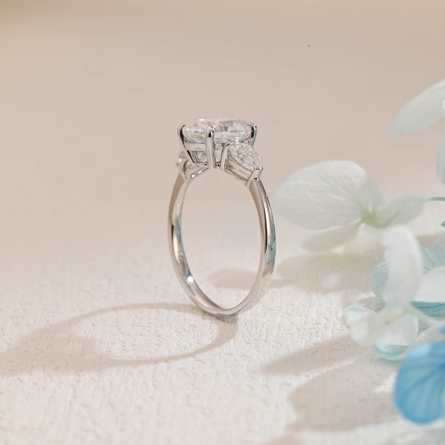 Oval-Cut-Moissanite-Engagement-Ring