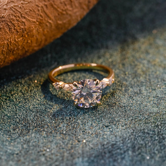 solid-gold-round-cut-diamond-engagement-ring