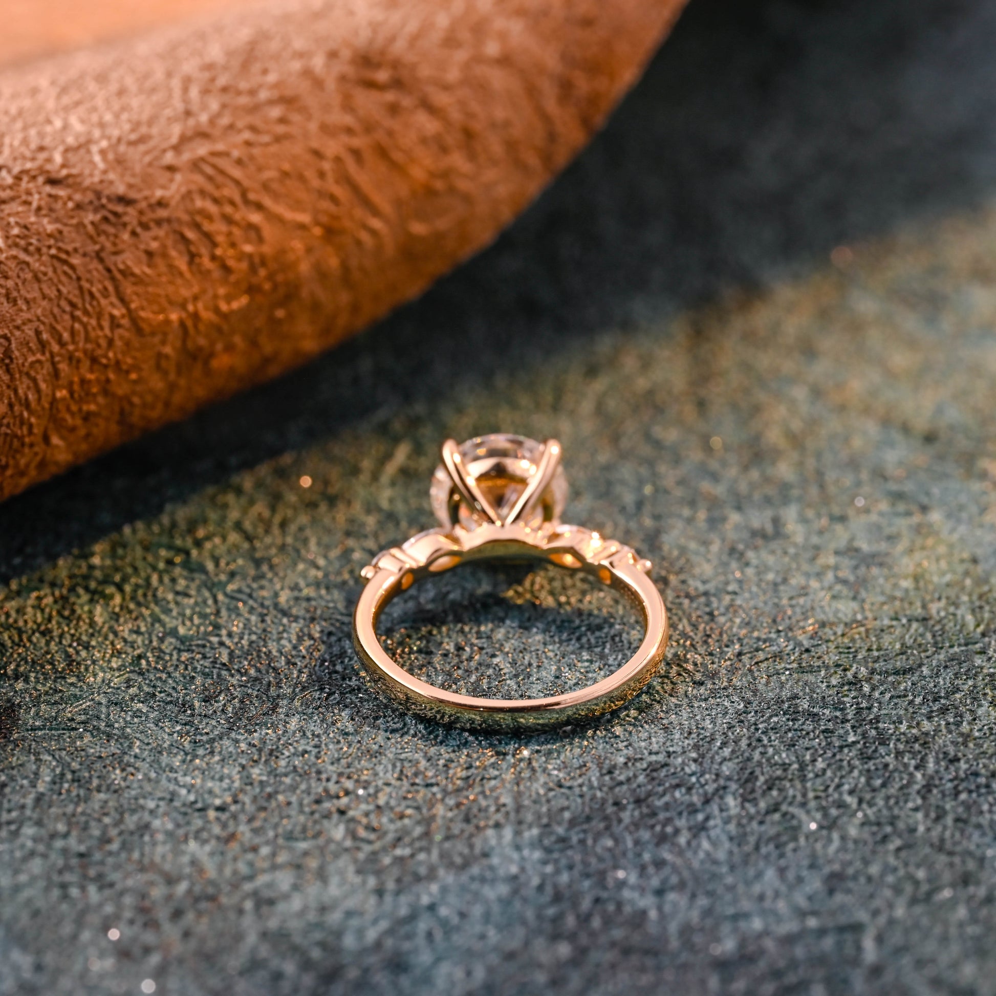 solid-gold-round-cut-diamond-engagement-ring