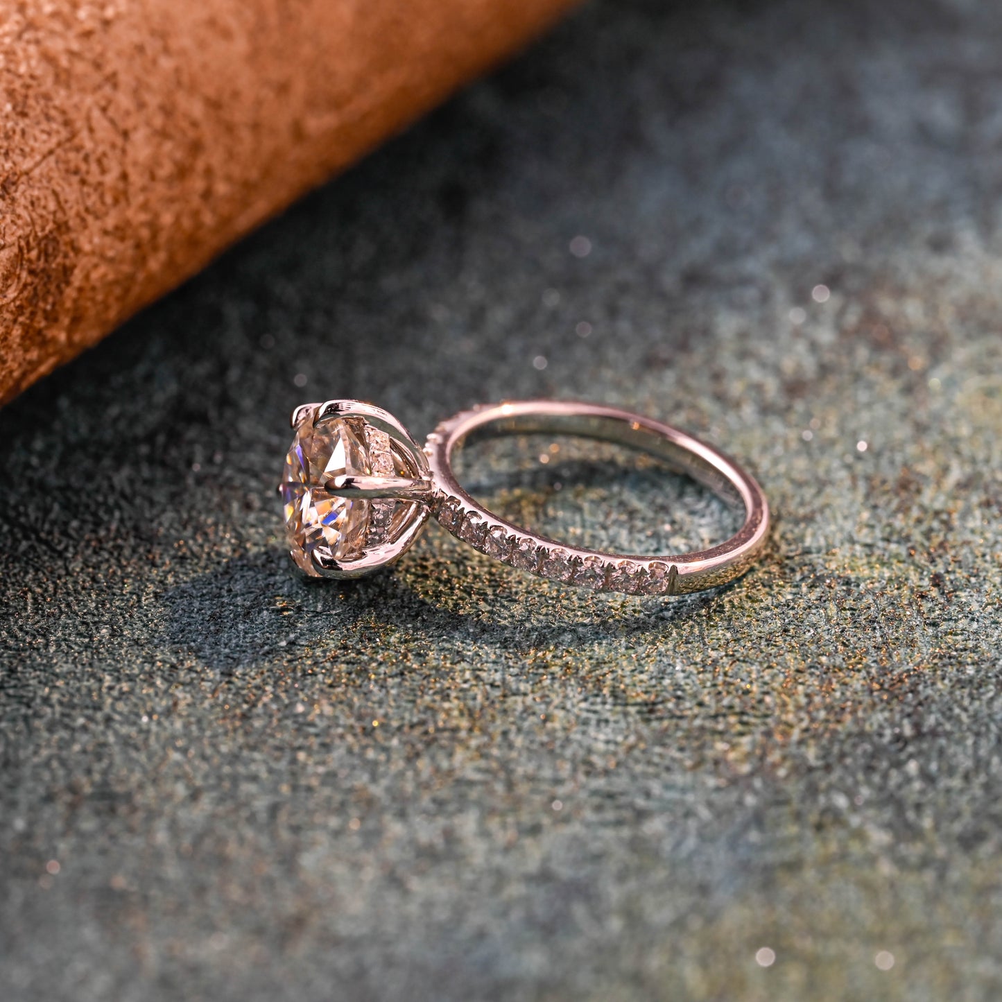 round-cut-diamond-engagement-ring