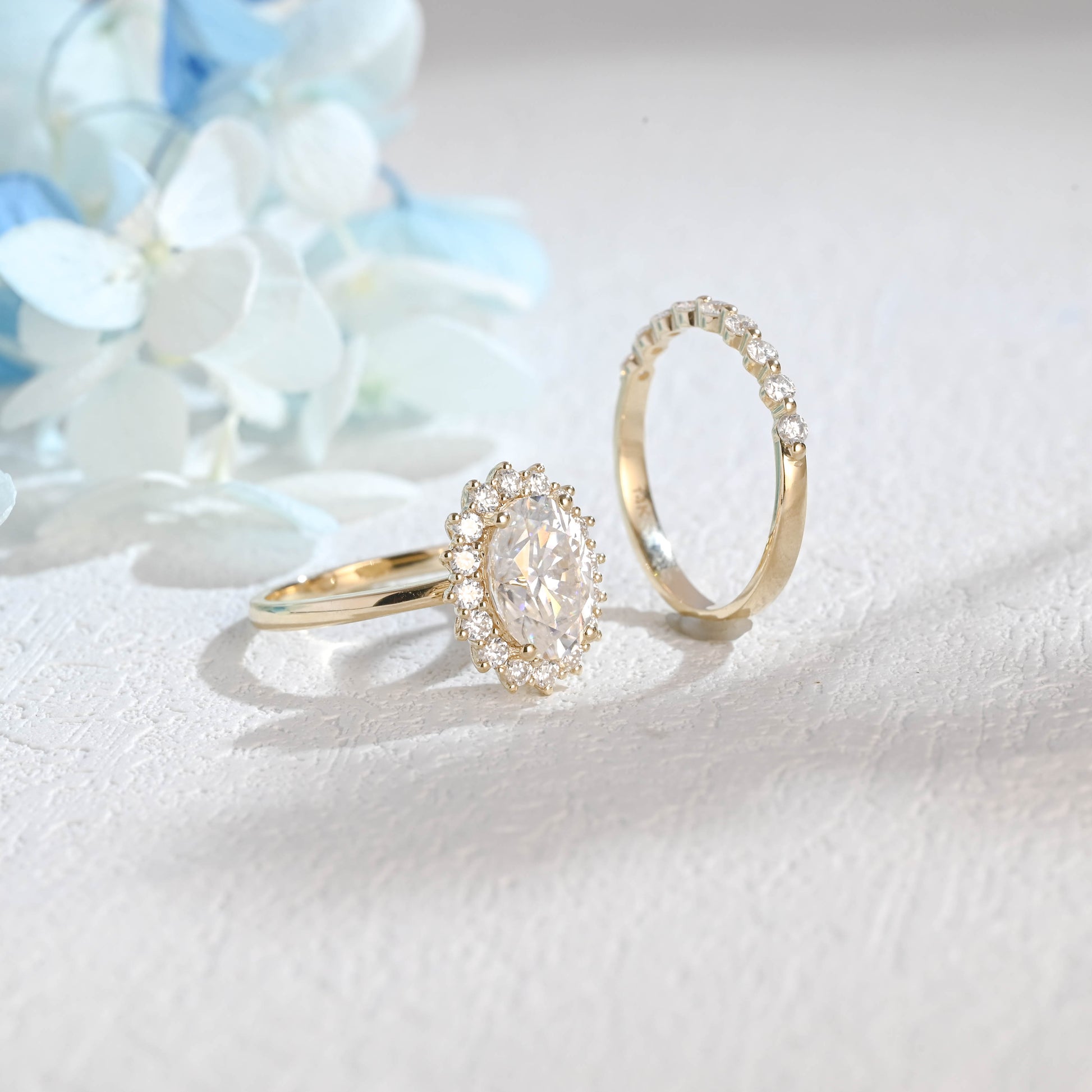 oval-cut-moissanite-wedding-ring-set