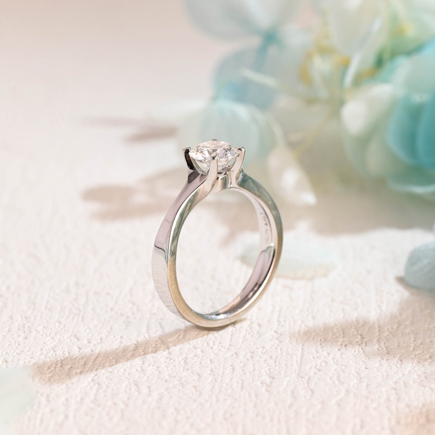 classic-minimalist-round-cut-moissanite-engagement-ring-wedding-ring