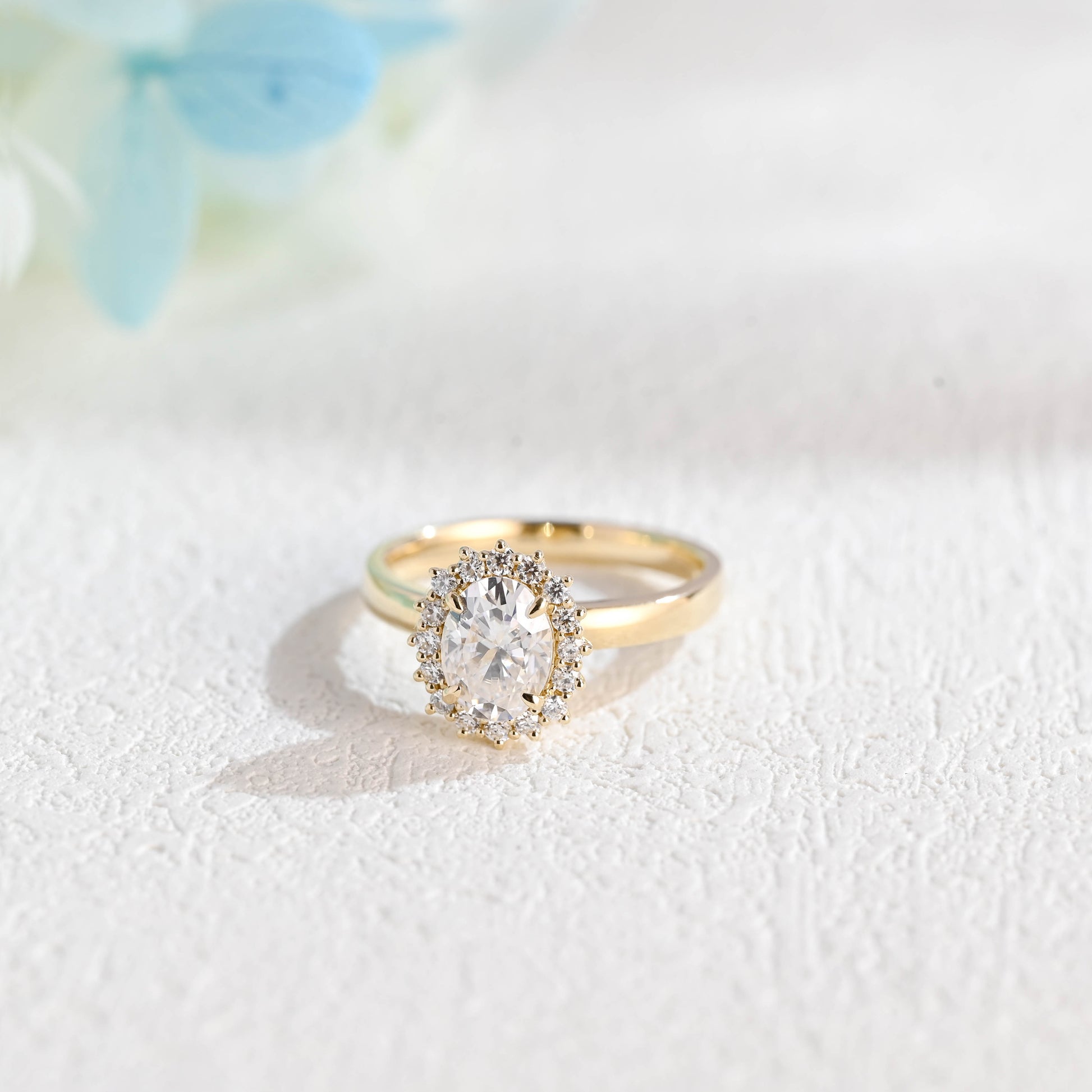 causyou-solid-gold-starburst-halo-oval-cut-moissanite-engagement-ring