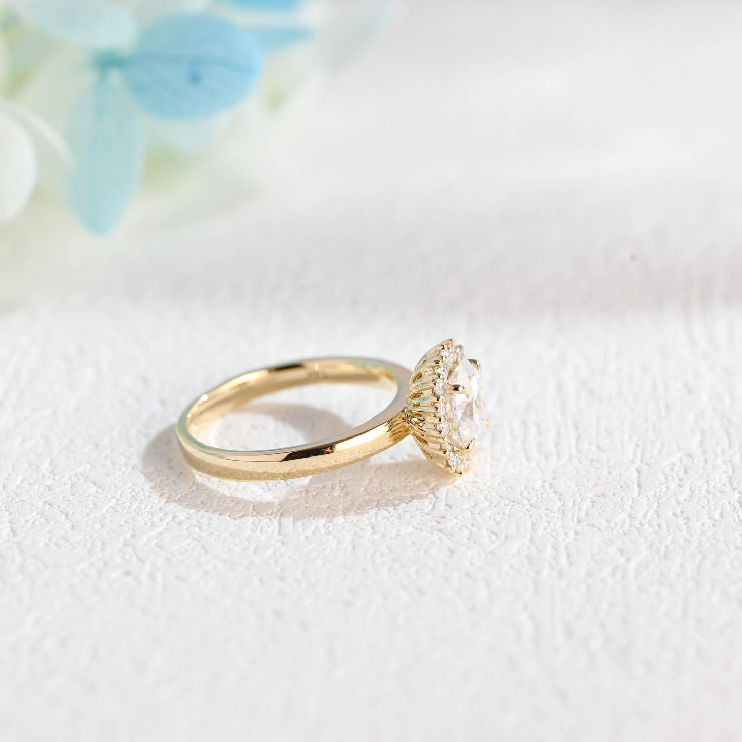 causyou-solid-gold-starburst-halo-oval-cut-moissanite-engagement-ring