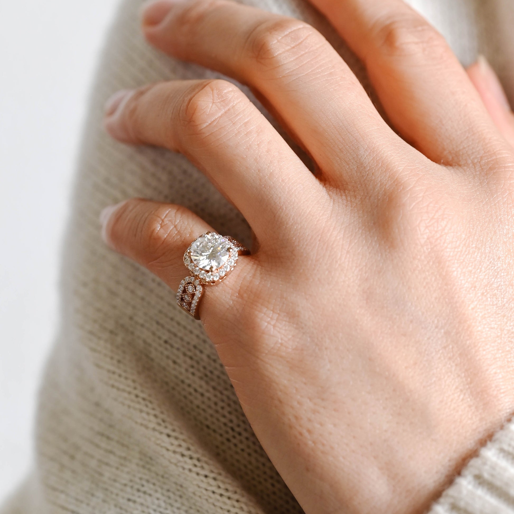 vintage-style-Solid Gold Round Cut Moissanite Engagement Ring