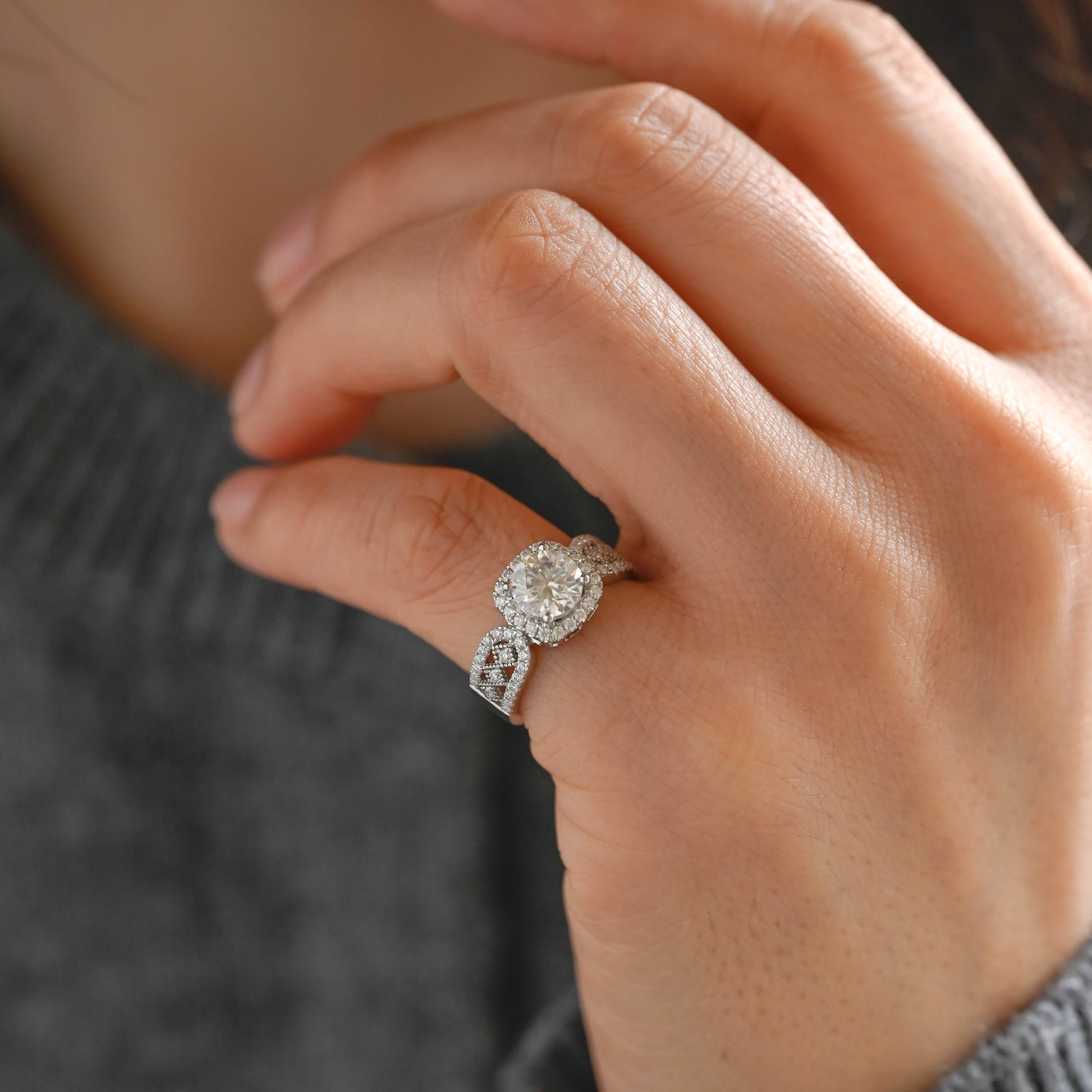 vintage-style-Solid Gold Round Cut Moissanite Engagement Ring