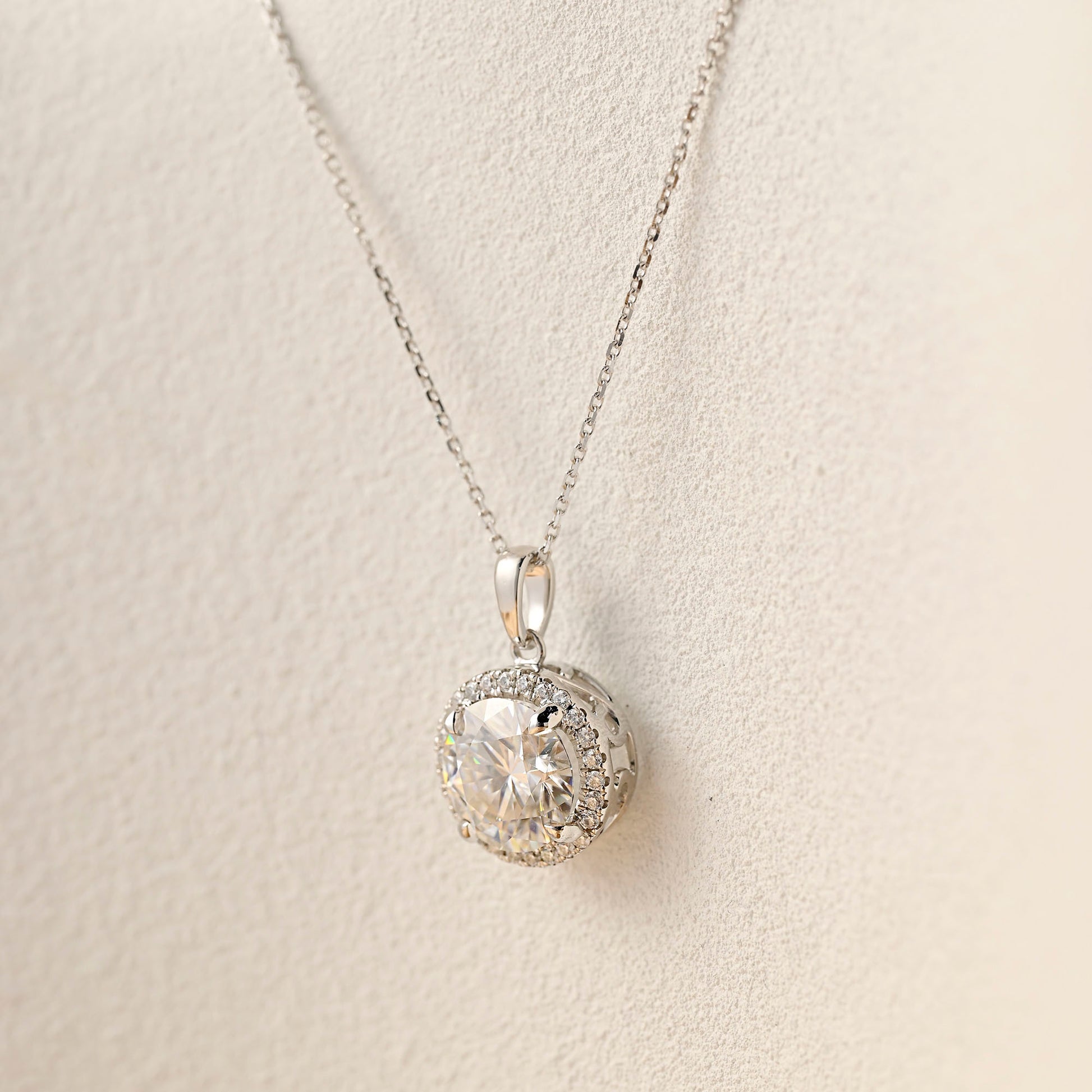 round-cut-moissanite-pendant-halo-vtg-style-necklace