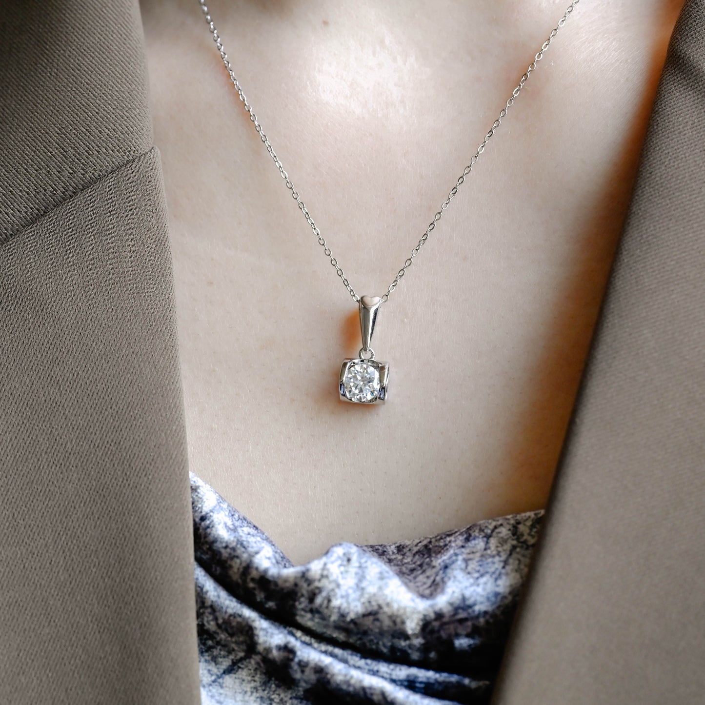 bezel-round-cut-moissanite-pendant-heart-shaped-necklace