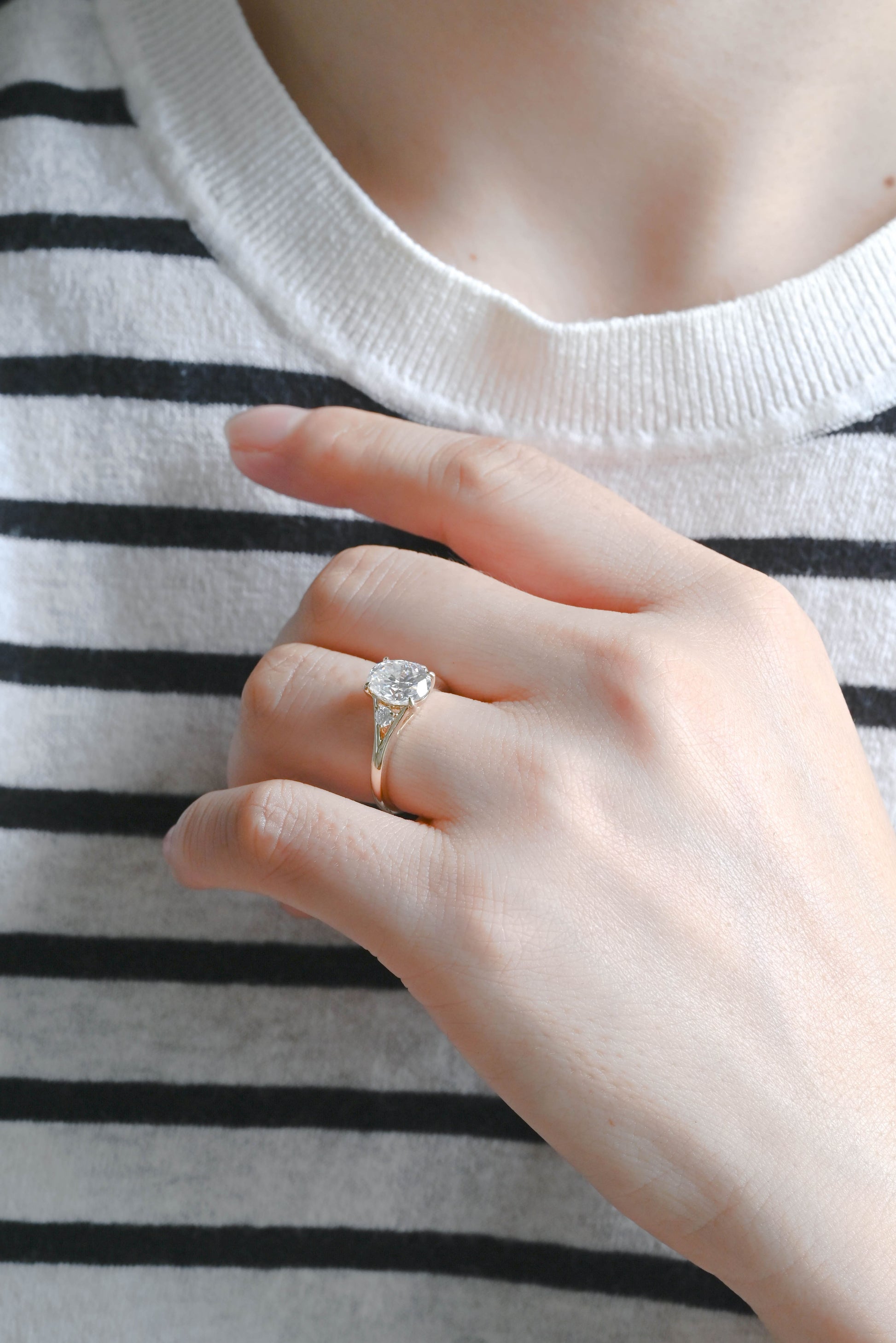 CausYou oval cut diamond engagement ring Solid Gold D/VS1 Oval Cut Lab Grown Diamond Engagement Ring