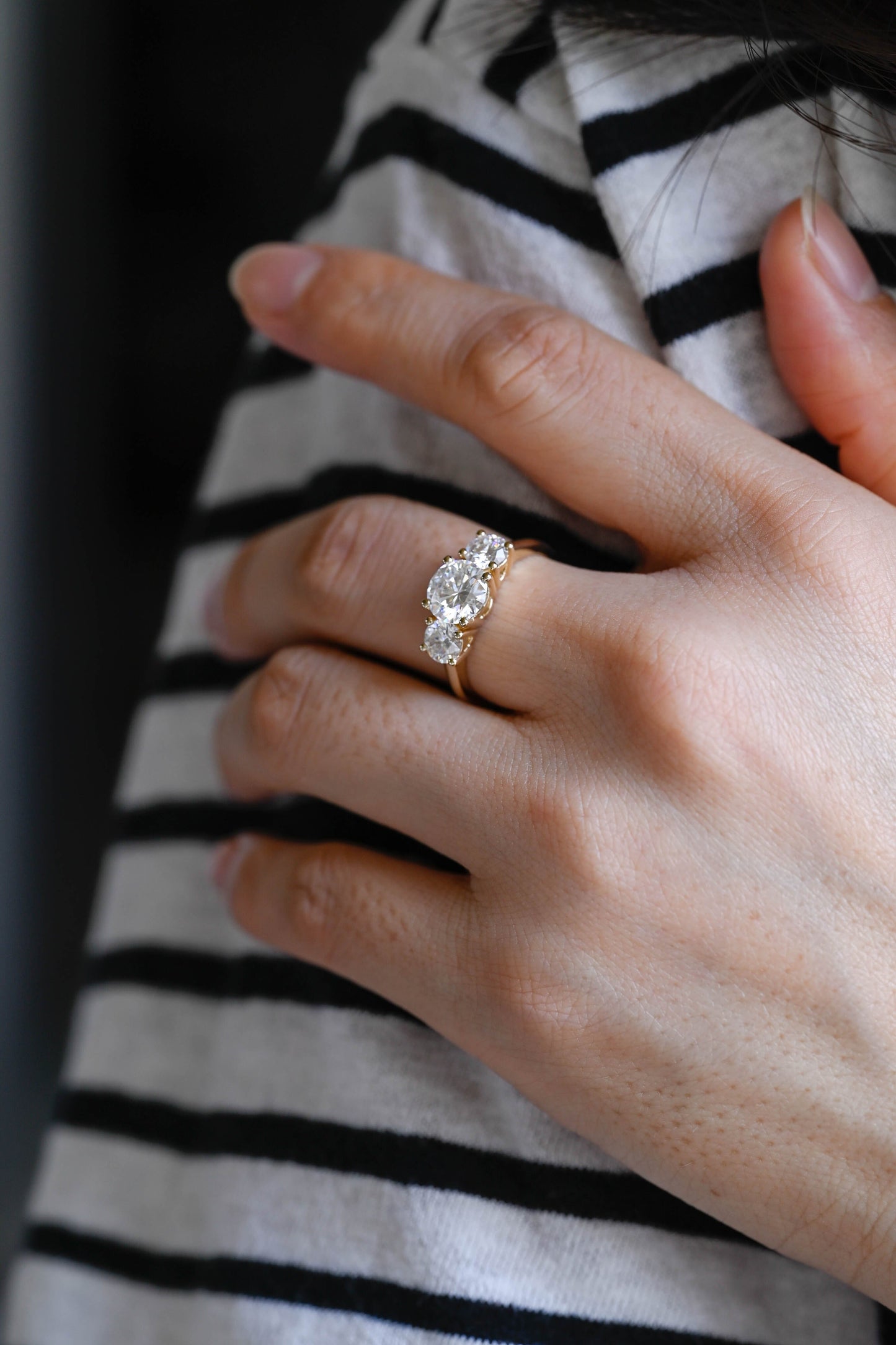 CausYou round cut diamond engagement ring Solid Gold D/VS1 Cathedral Setting Three Stone Round Cut Lab Grown Diamond Engagement Ring