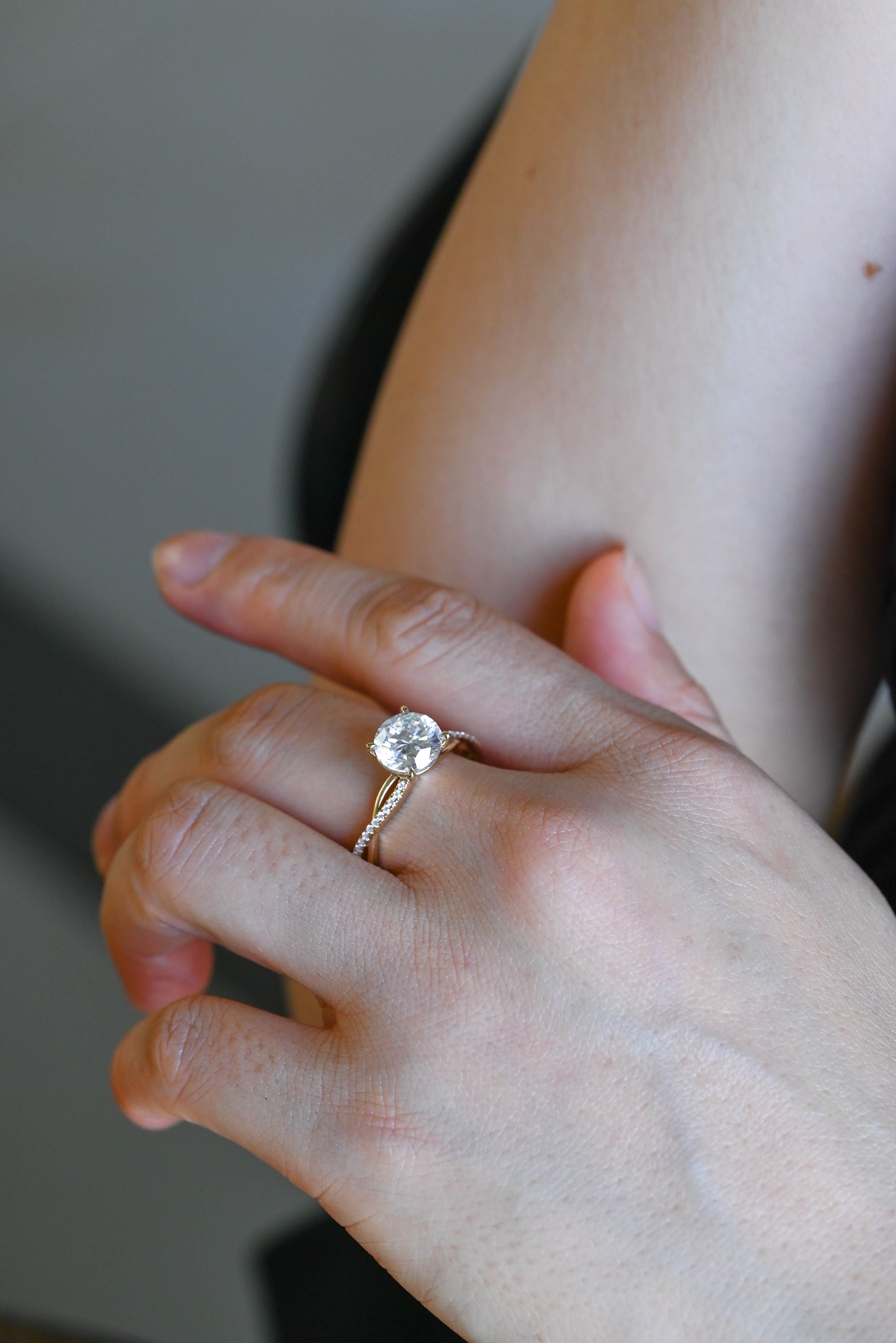CausYou round cut diamond engagement ring Solid Gold D/VS1 Twisted Band Round Cut Lab Grown Diamond Engagement Ring
