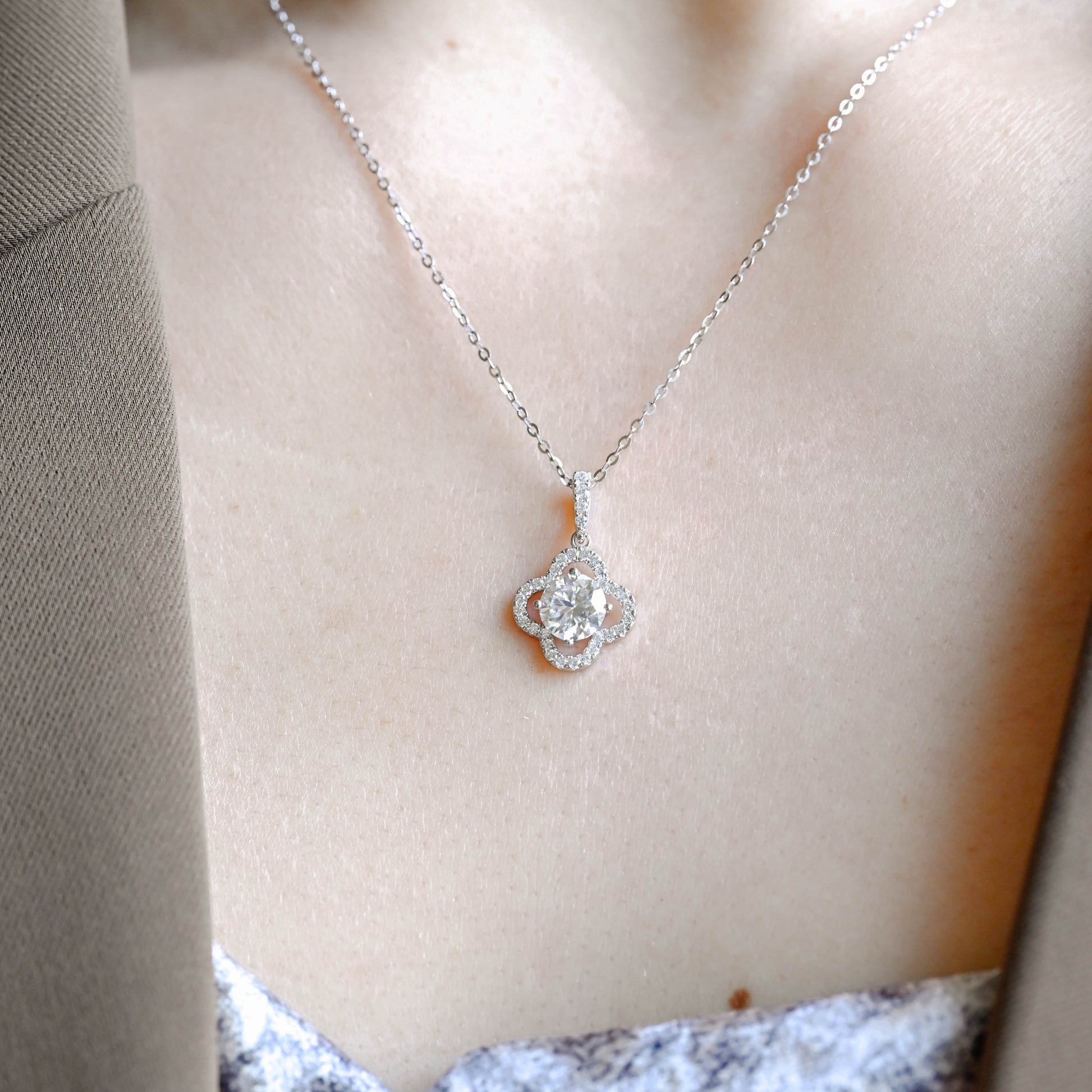 four-leaf-clover-round-cut-moissanite-pendant-necklace