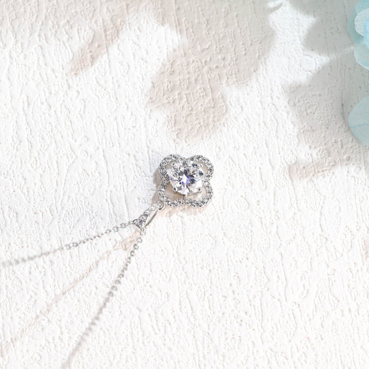 four-leaf-clover-round-cut-moissanite-pendant-necklace