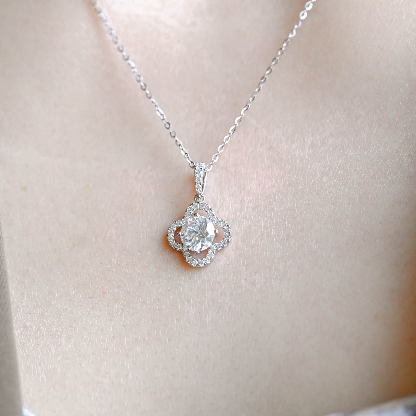 four-leaf-clover-round-cut-moissanite-pendant-necklace