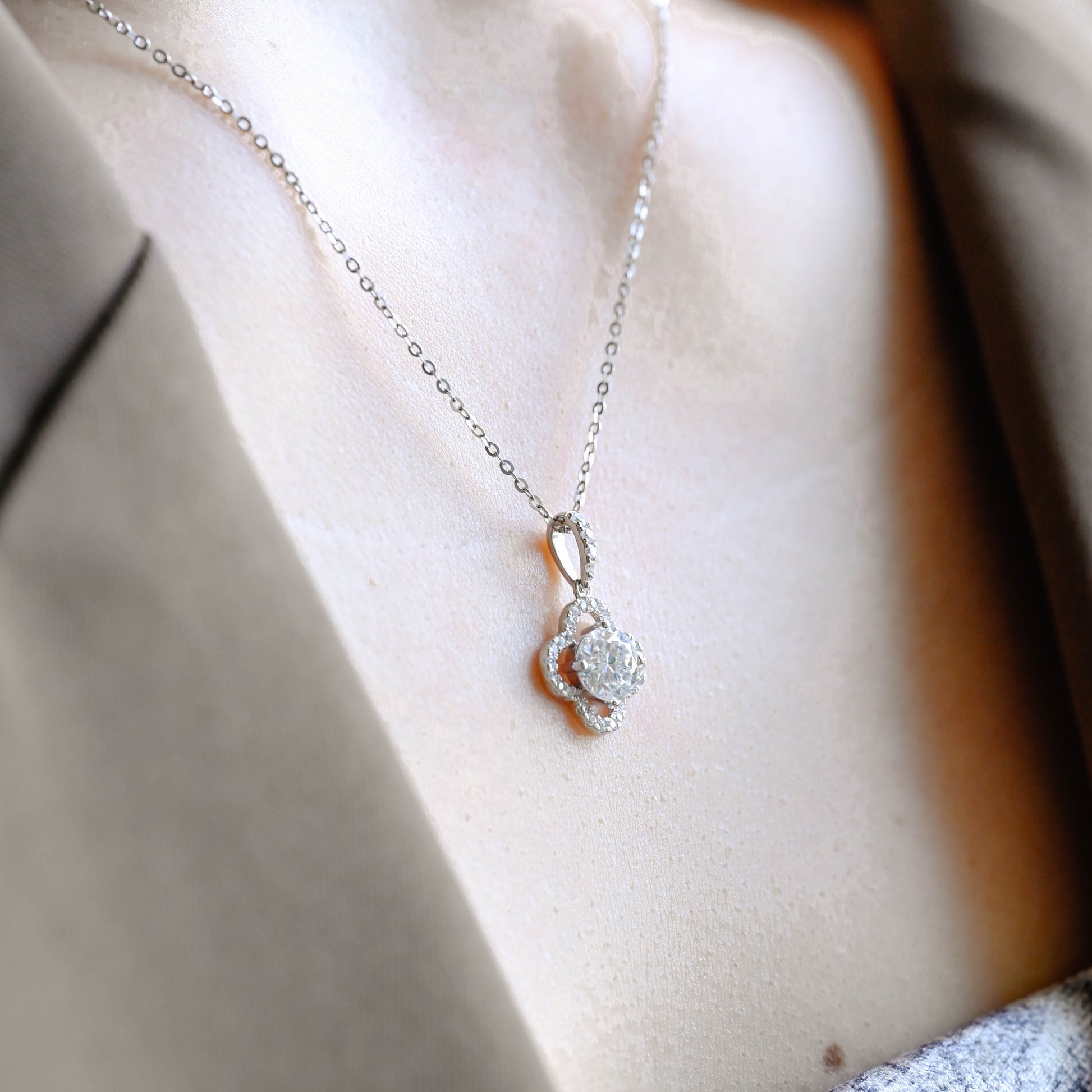 four-leaf-clover-round-cut-moissanite-pendant-necklace