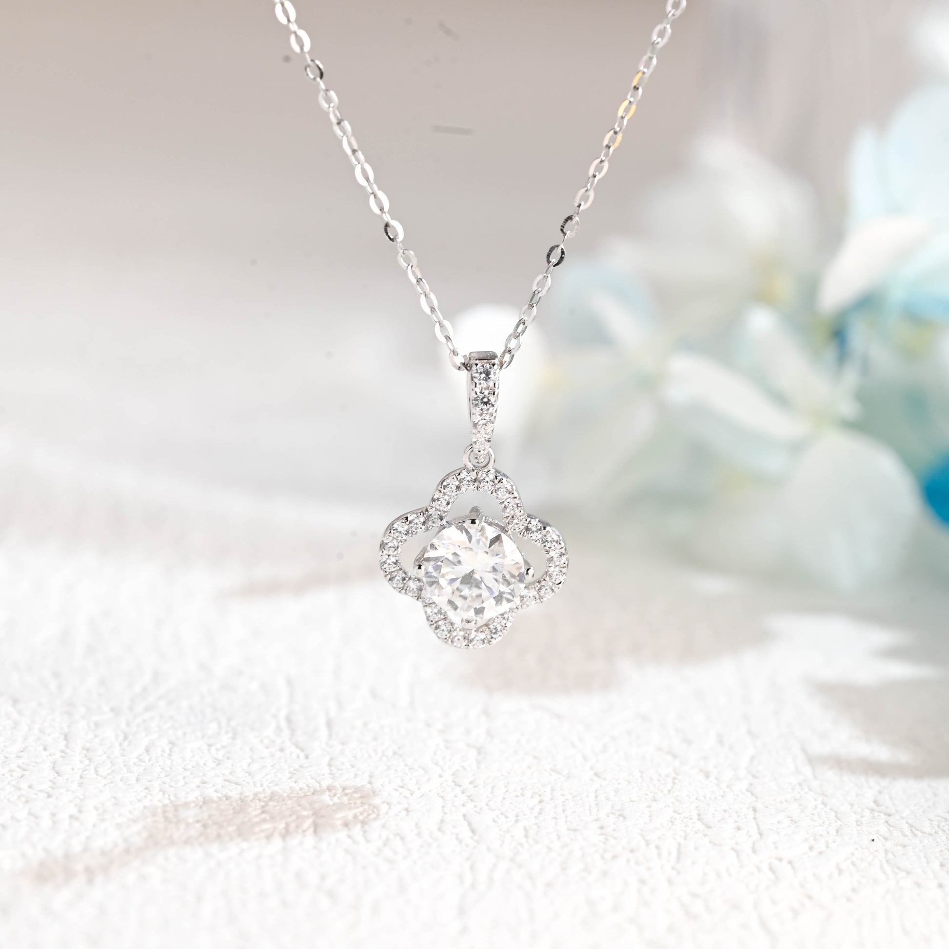 four-leaf-clover-round-cut-moissanite-pendant-necklace