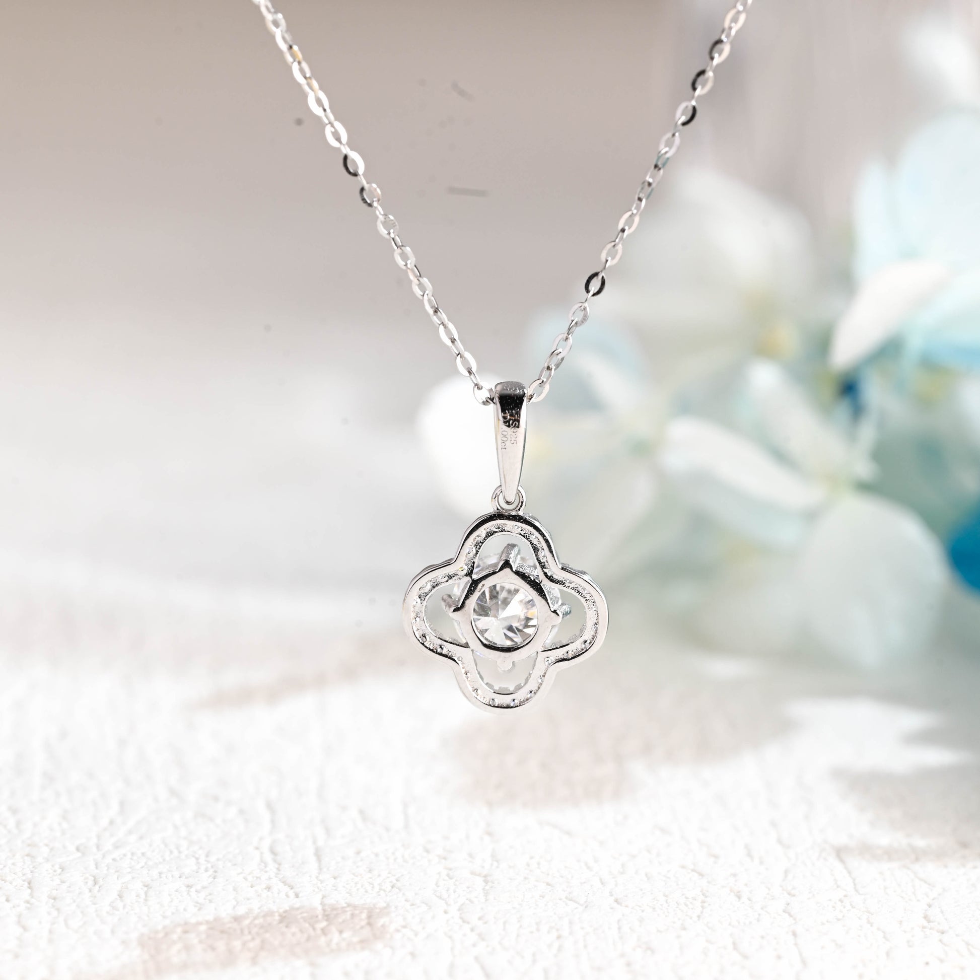 four-leaf-clover-round-cut-moissanite-pendant-necklace