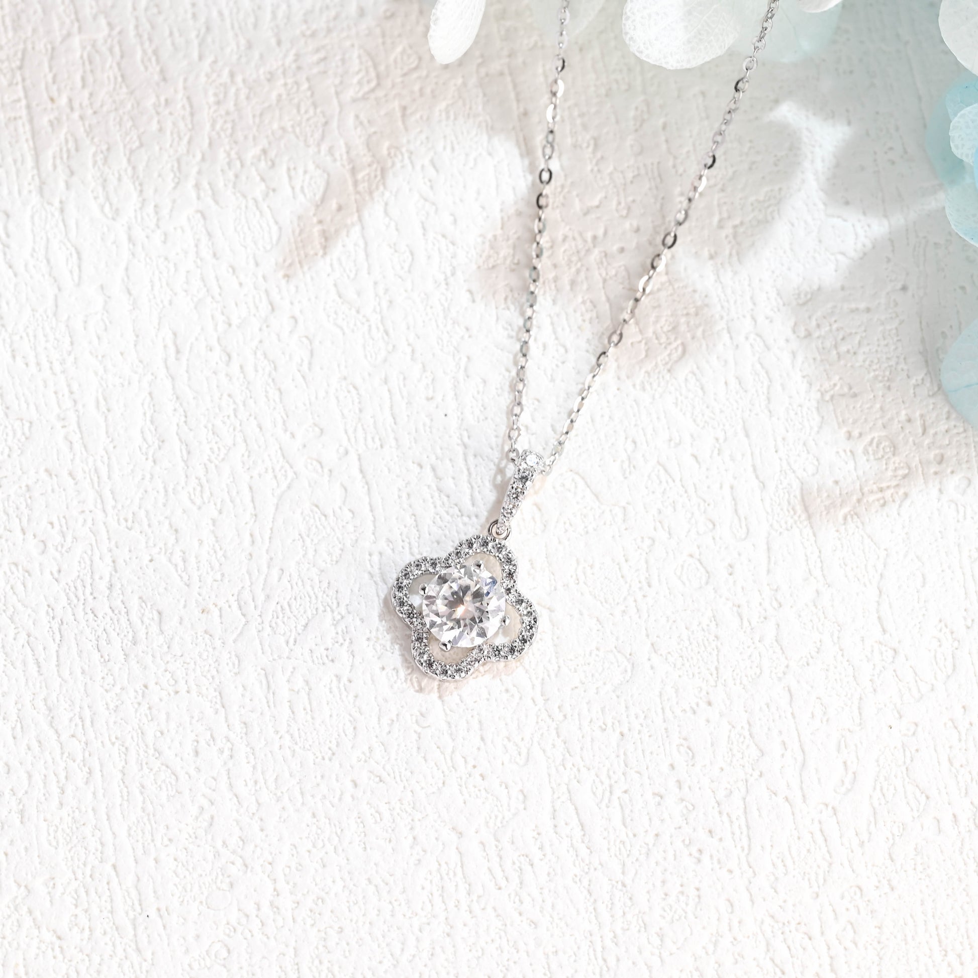 four-leaf-clover-round-cut-moissanite-pendant-necklace