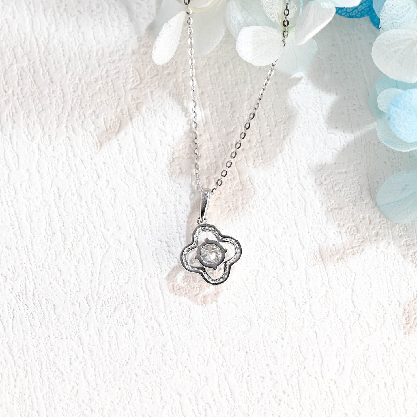 four-leaf-clover-round-cut-moissanite-pendant-necklace