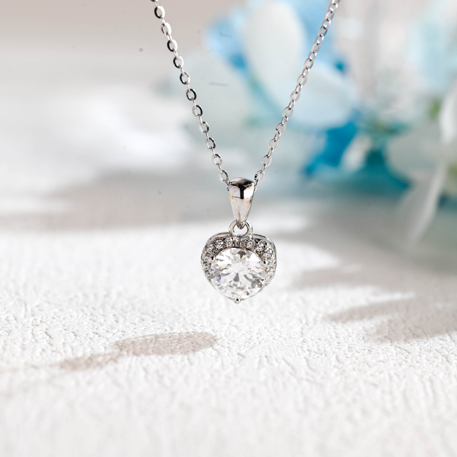 round-cut-moissanite-pendant-heart-shaped-necklace