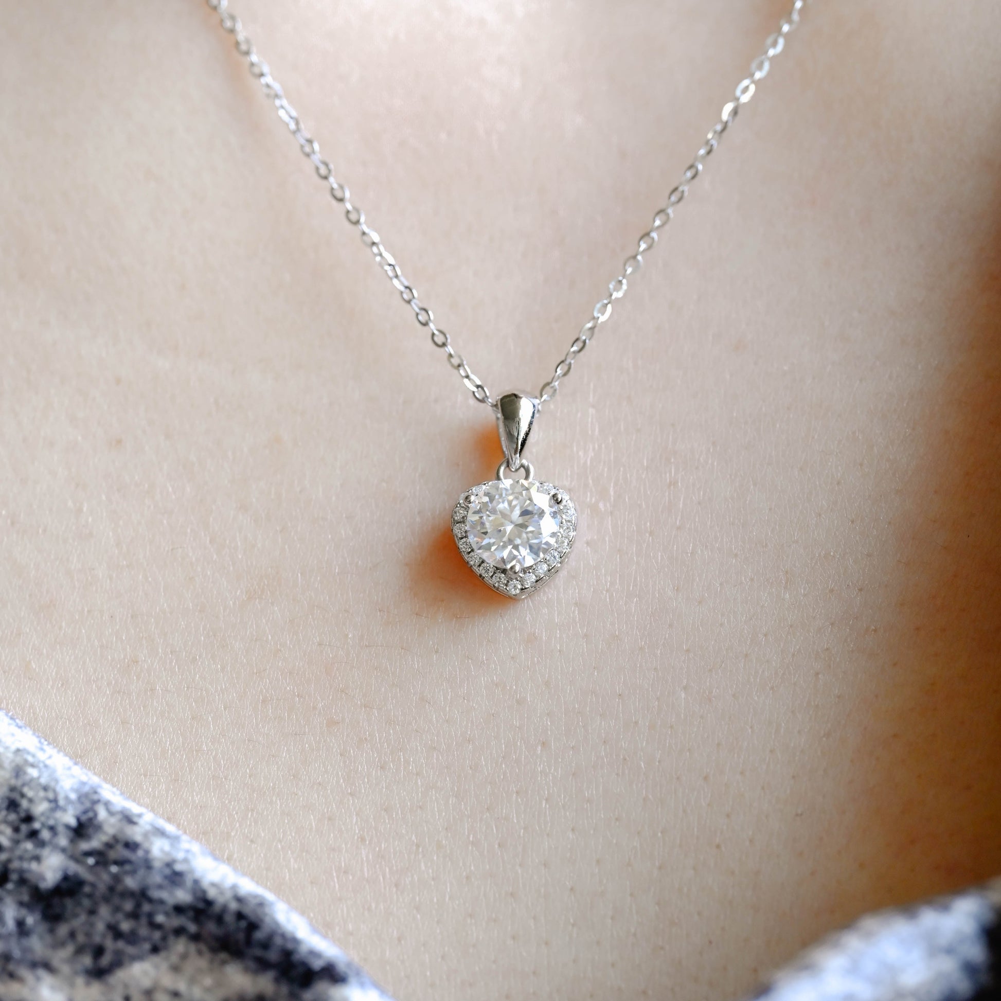 round-cut-moissanite-pendant-heart-shaped-necklace