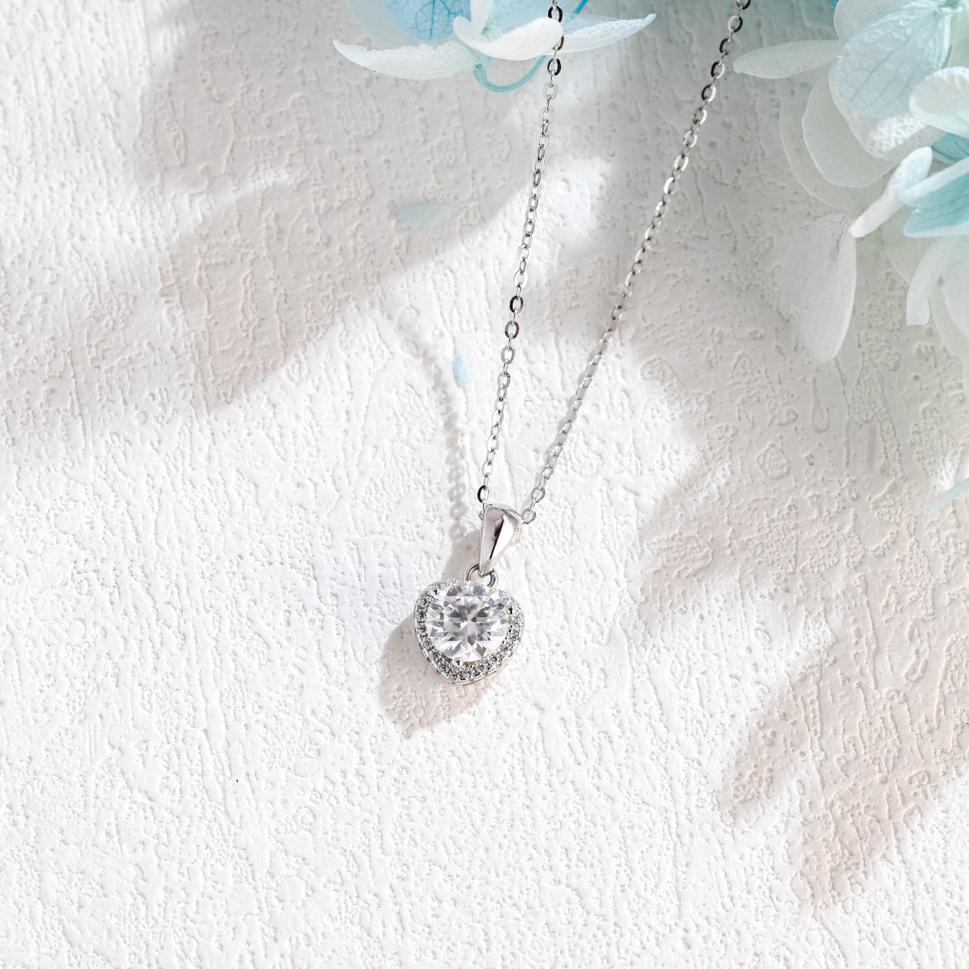 round-cut-moissanite-pendant-heart-shaped-necklace