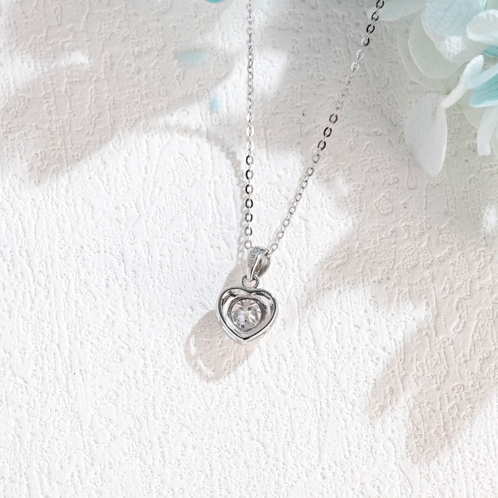 round-cut-moissanite-pendant-heart-shaped-necklace