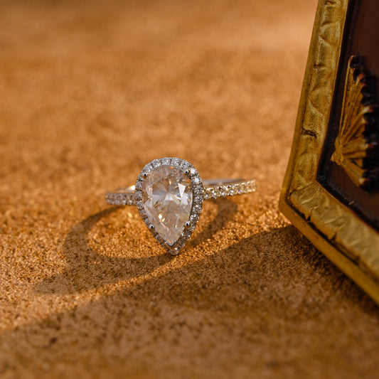pear-cut-lab-grown-diamond-engagement-ring-wedding-ring