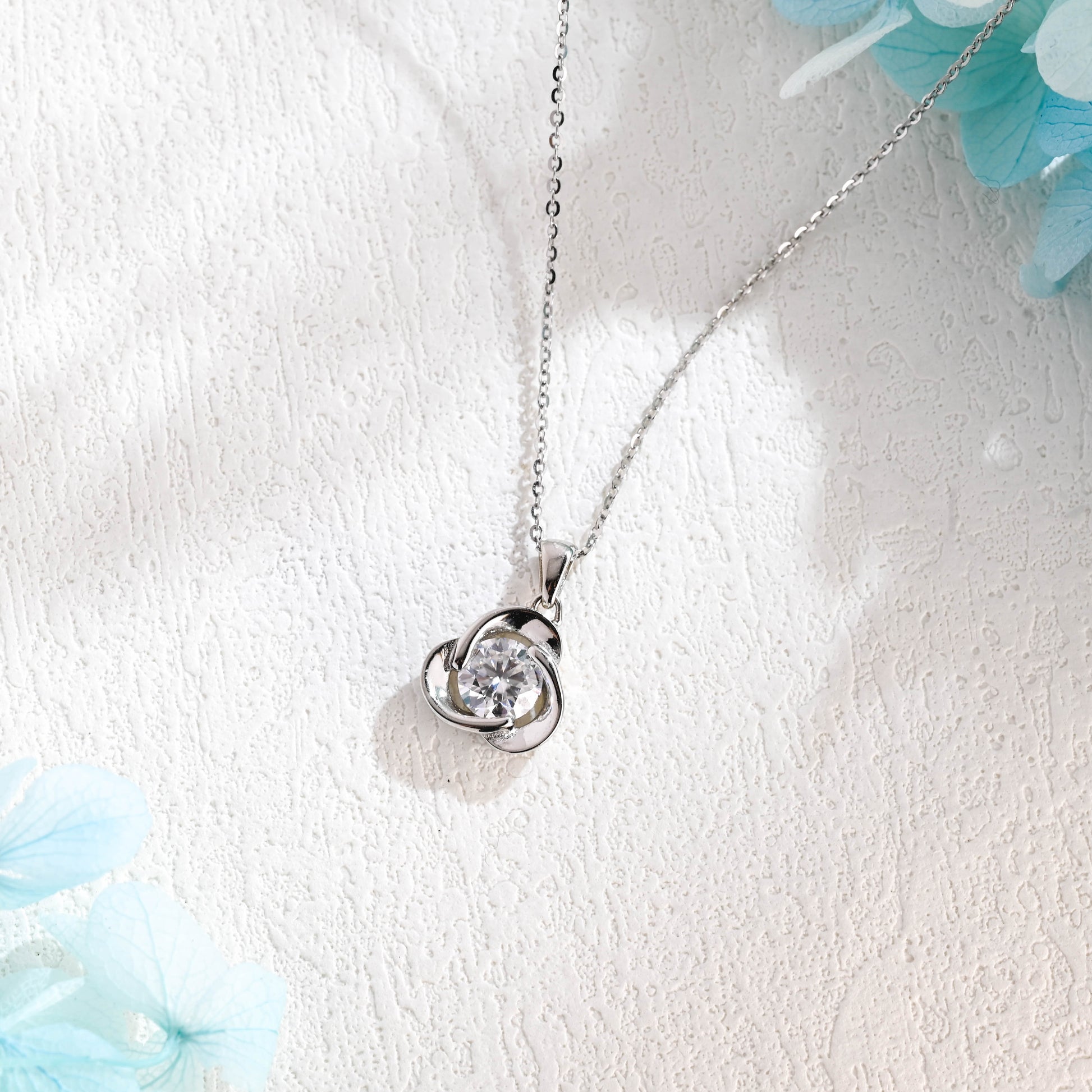 lucky-clover-moissanite-necklace-pendant