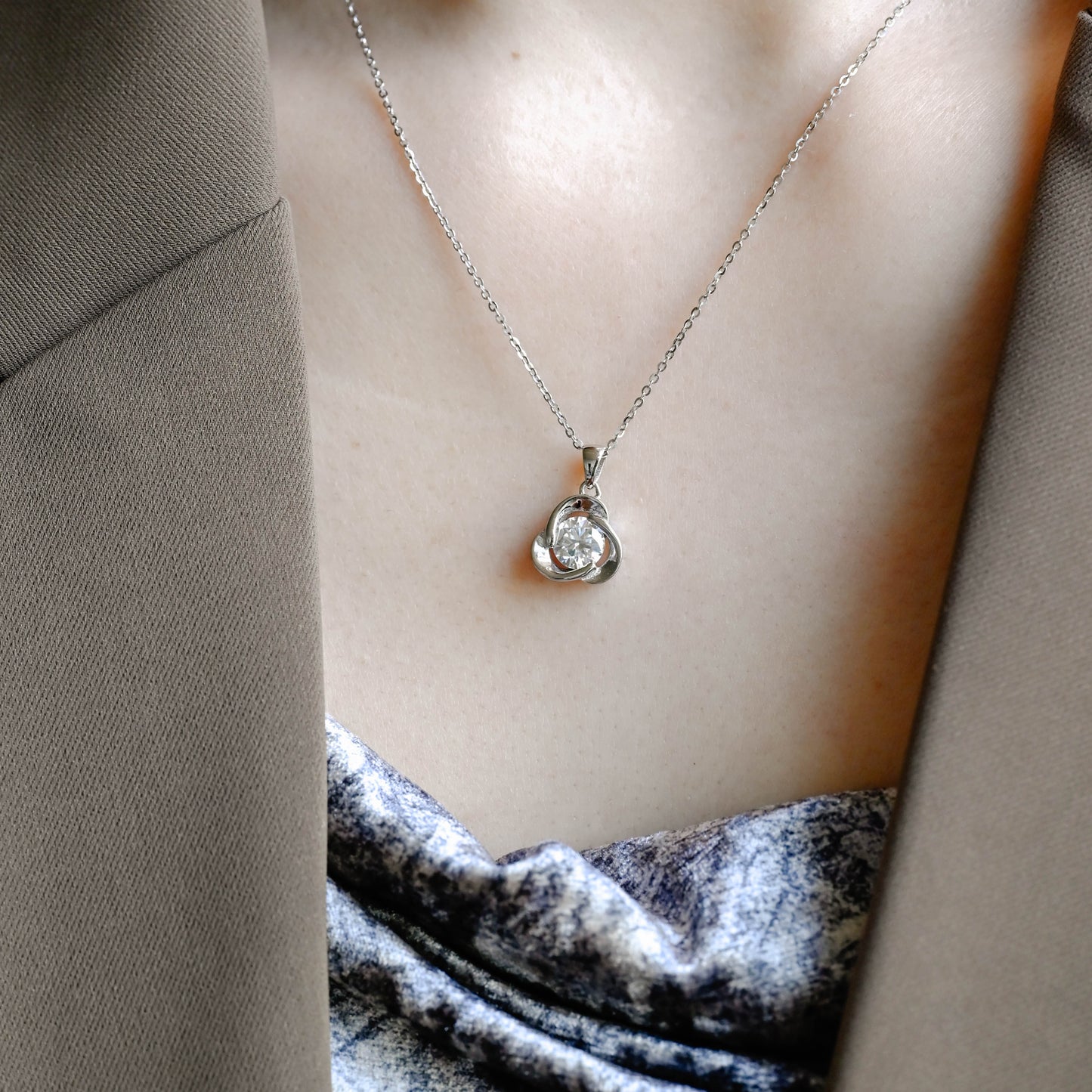 lucky-clover-moissanite-necklace-pendant