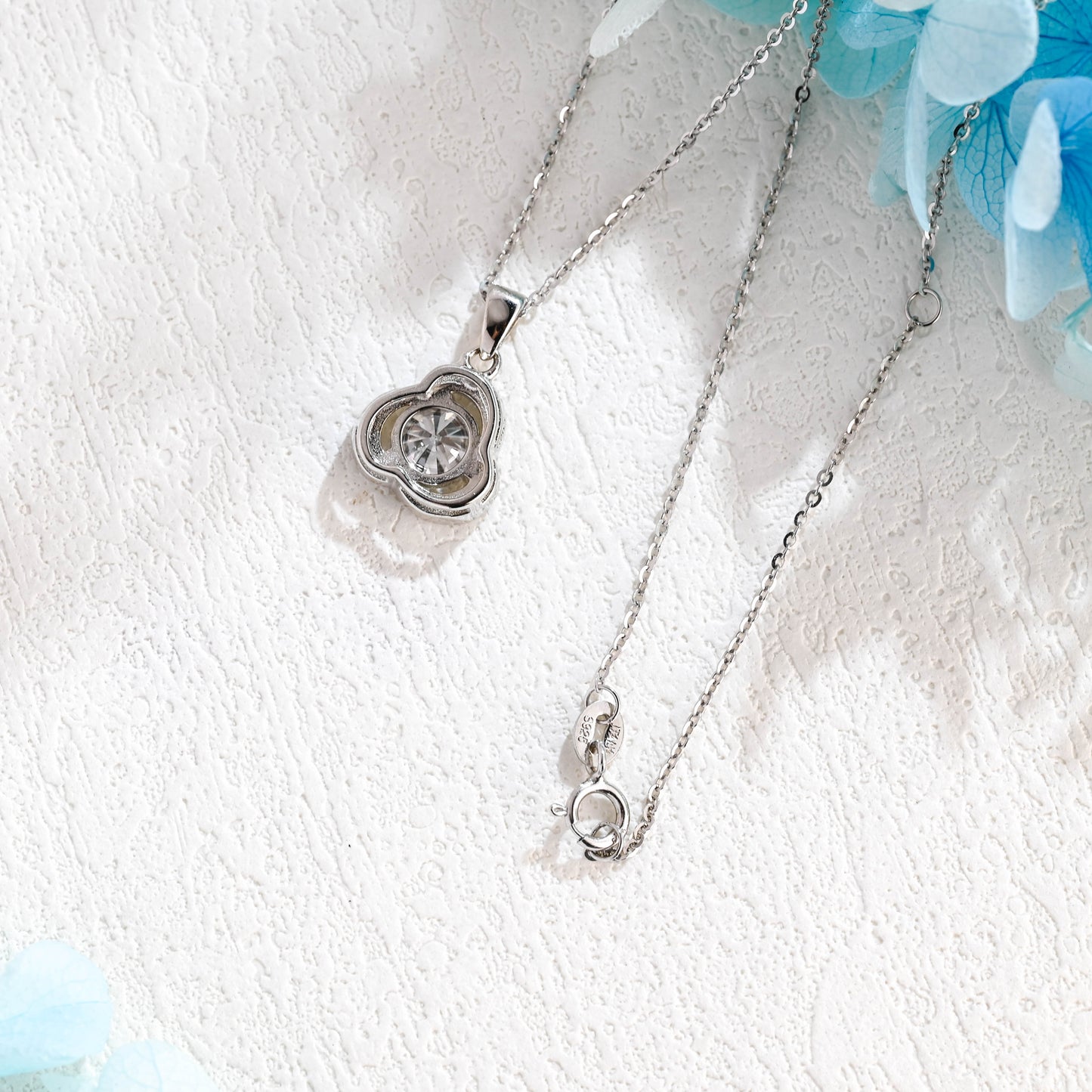 lucky-clover-moissanite-necklace-pendant