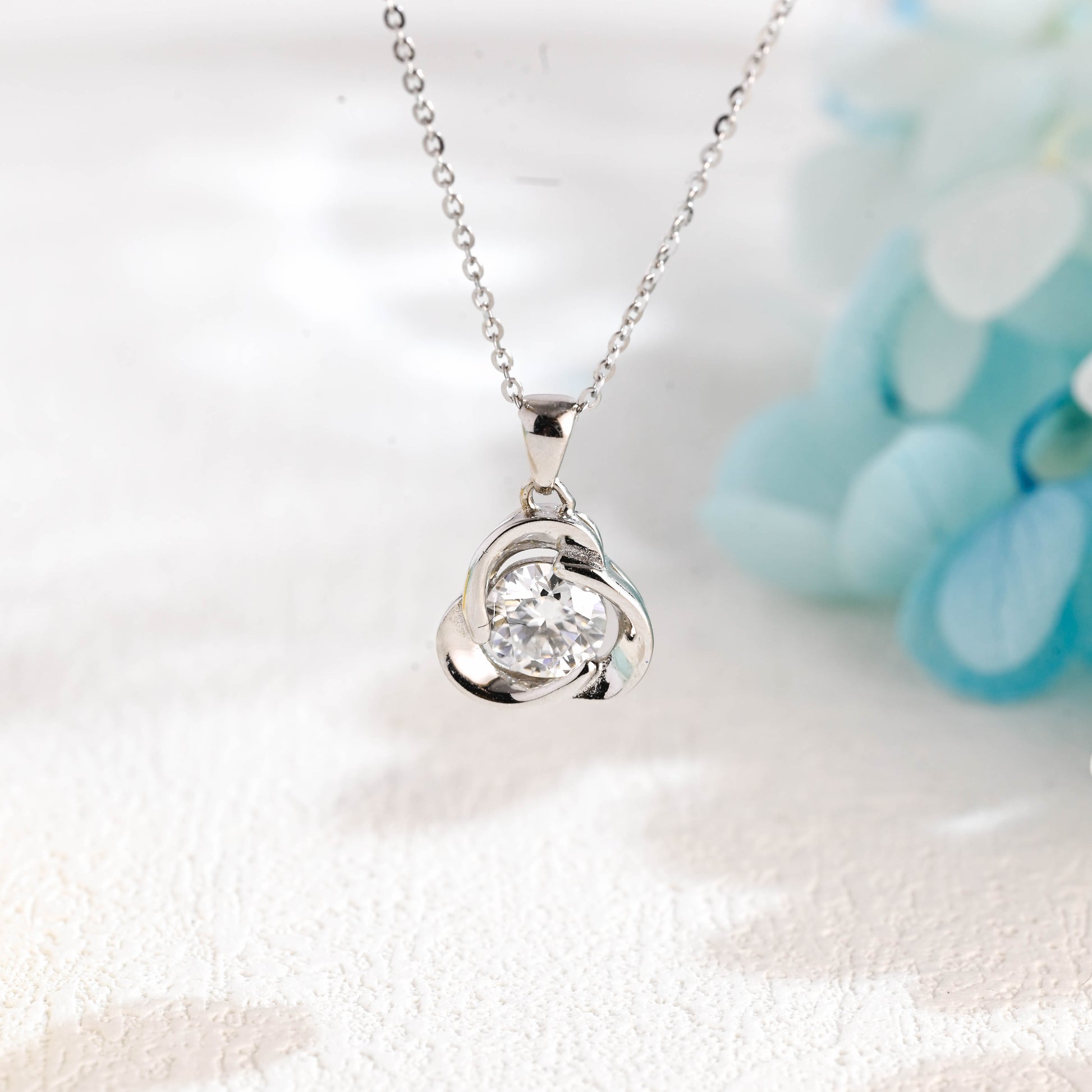 lucky-clover-moissanite-necklace-pendant