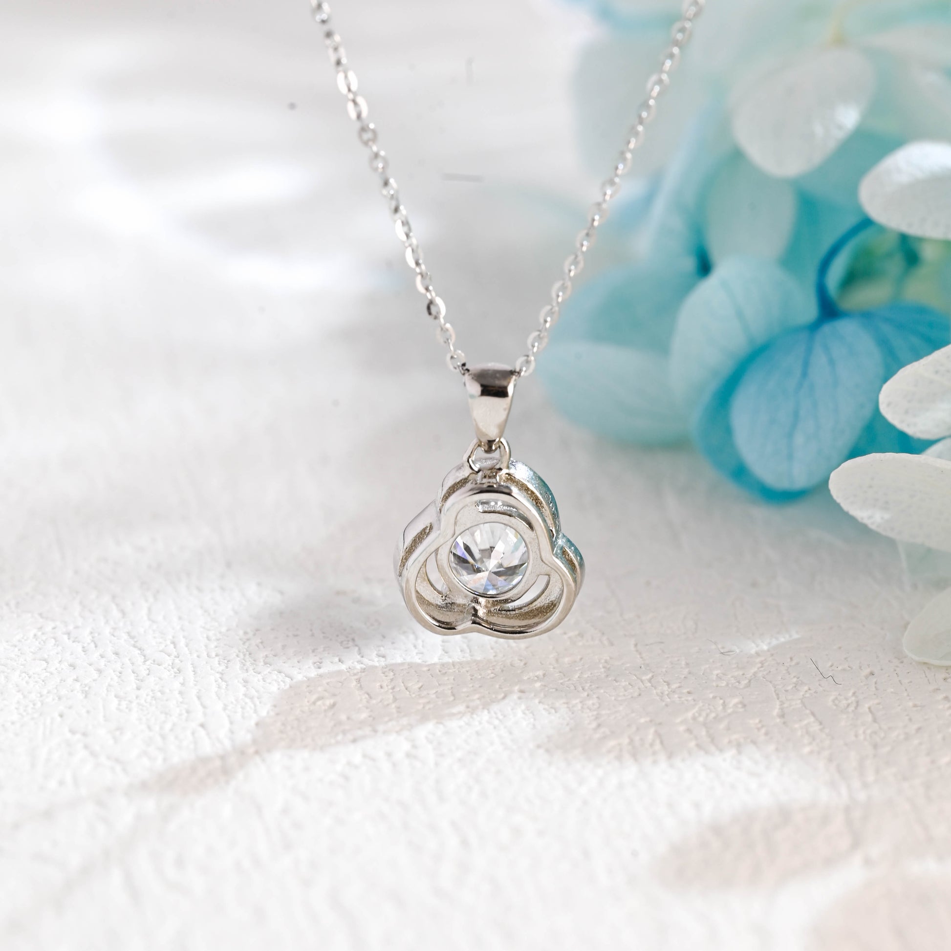 lucky-clover-moissanite-necklace-pendant