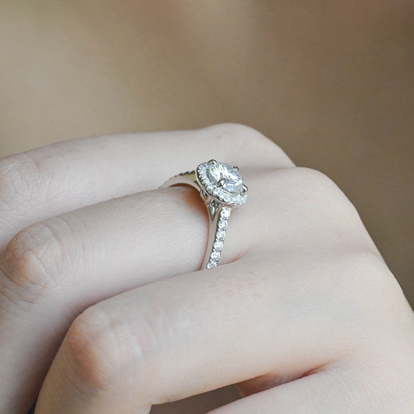 round-cut-lab-grown-diamond-engagement-wedding-ring