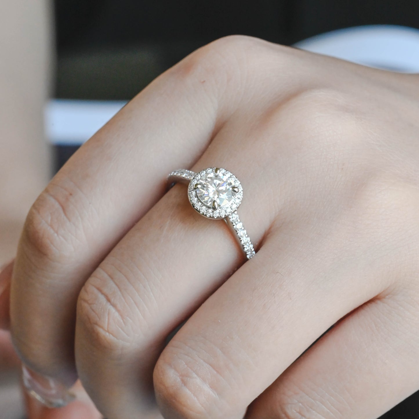 round-cut-lab-grown-diamond-engagement-wedding-ring