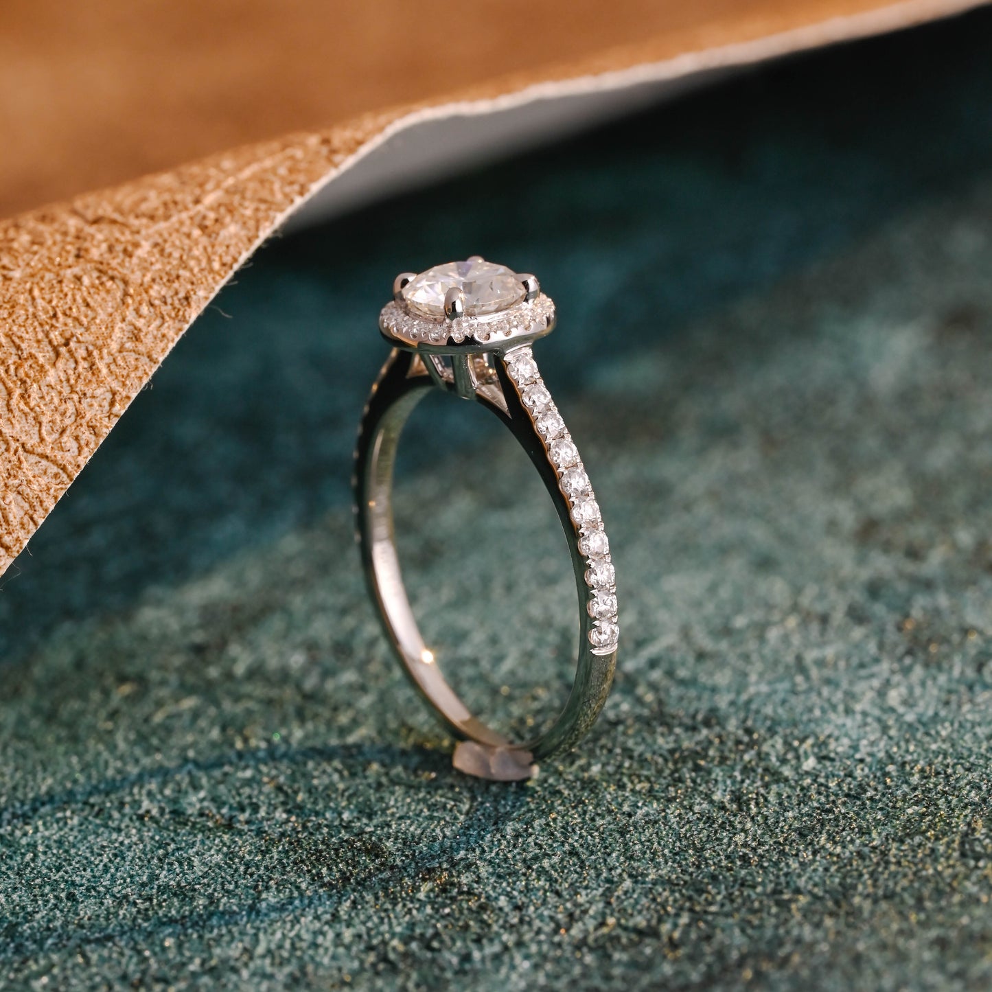 round-cut-lab-grown-diamond-engagement-wedding-ring