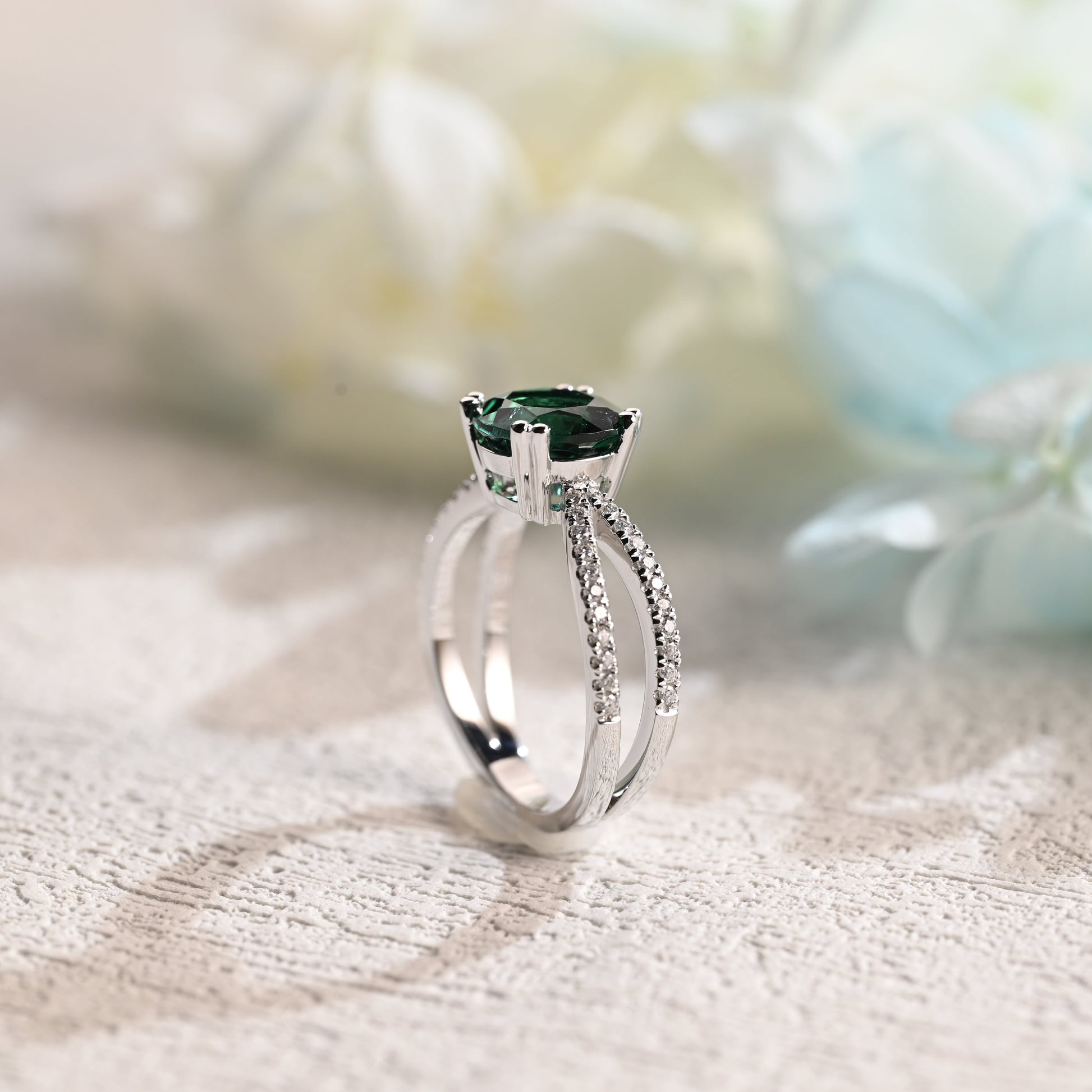 lab-emerald-round-cut-engagement-ring-split-shank-ring