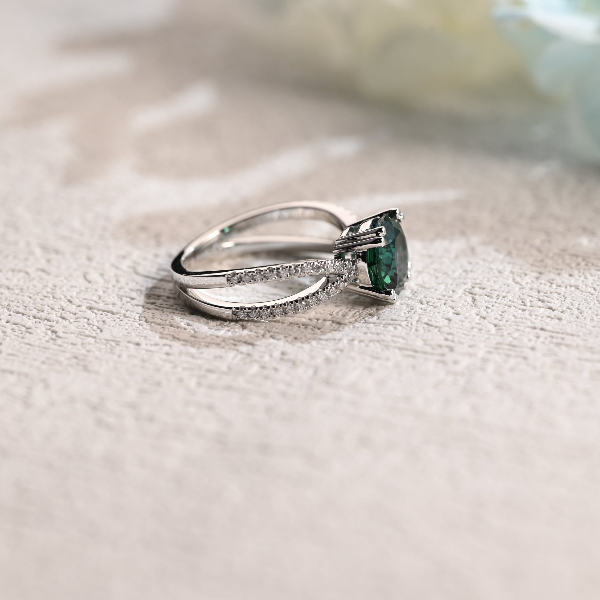 lab-emerald-round-cut-engagement-ring-split-shank-ring