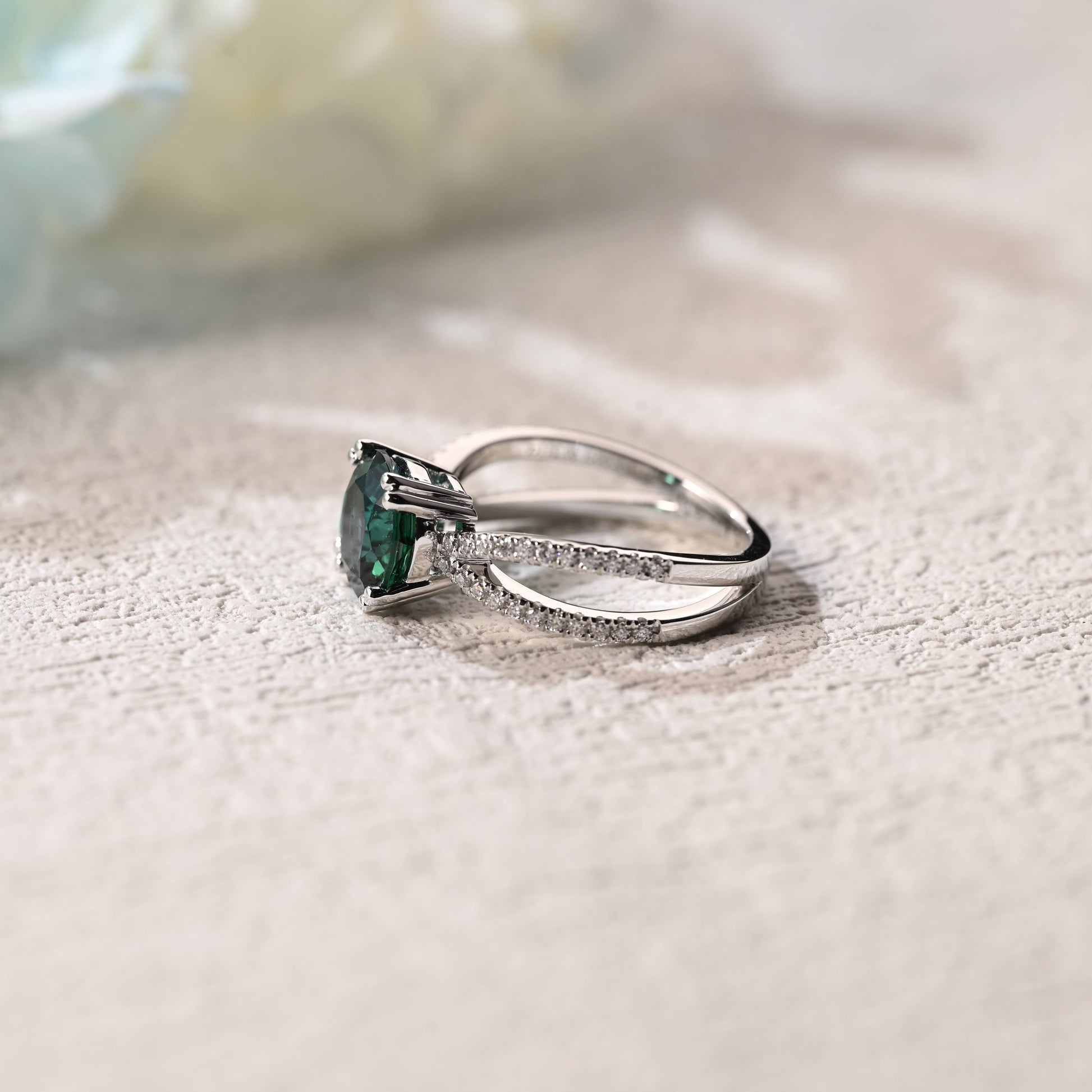 lab-emerald-round-cut-engagement-ring-split-shank-ring