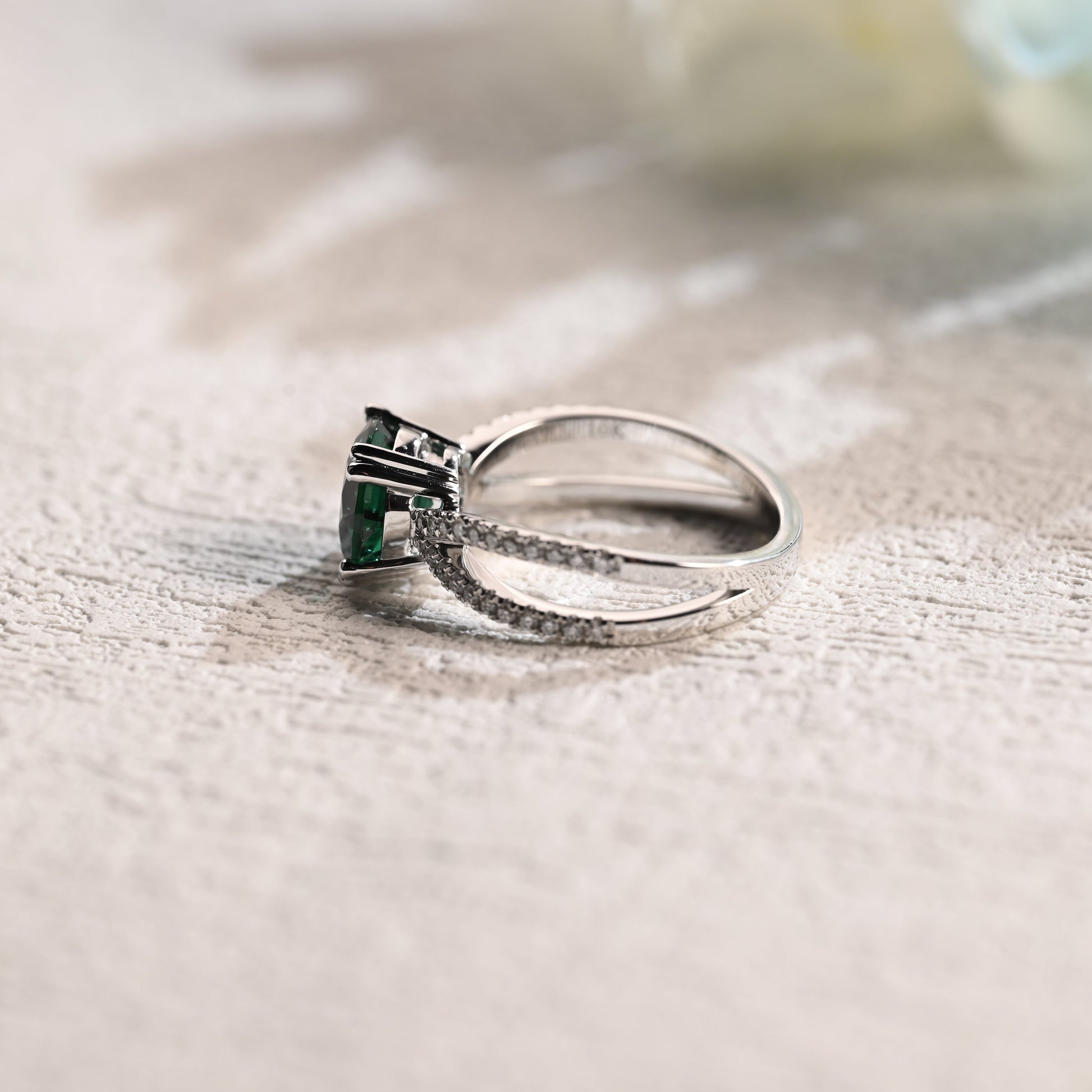 lab-emerald-round-cut-engagement-ring-split-shank-ring