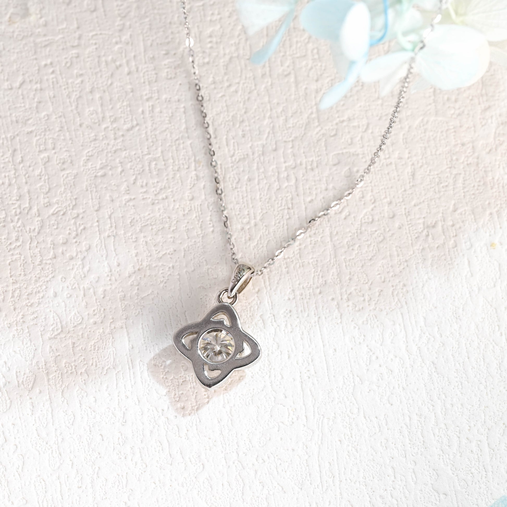 round-cut-moissanite-pendant-clover-necklace