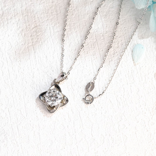 round-cut-moissanite-pendant-clover-necklace