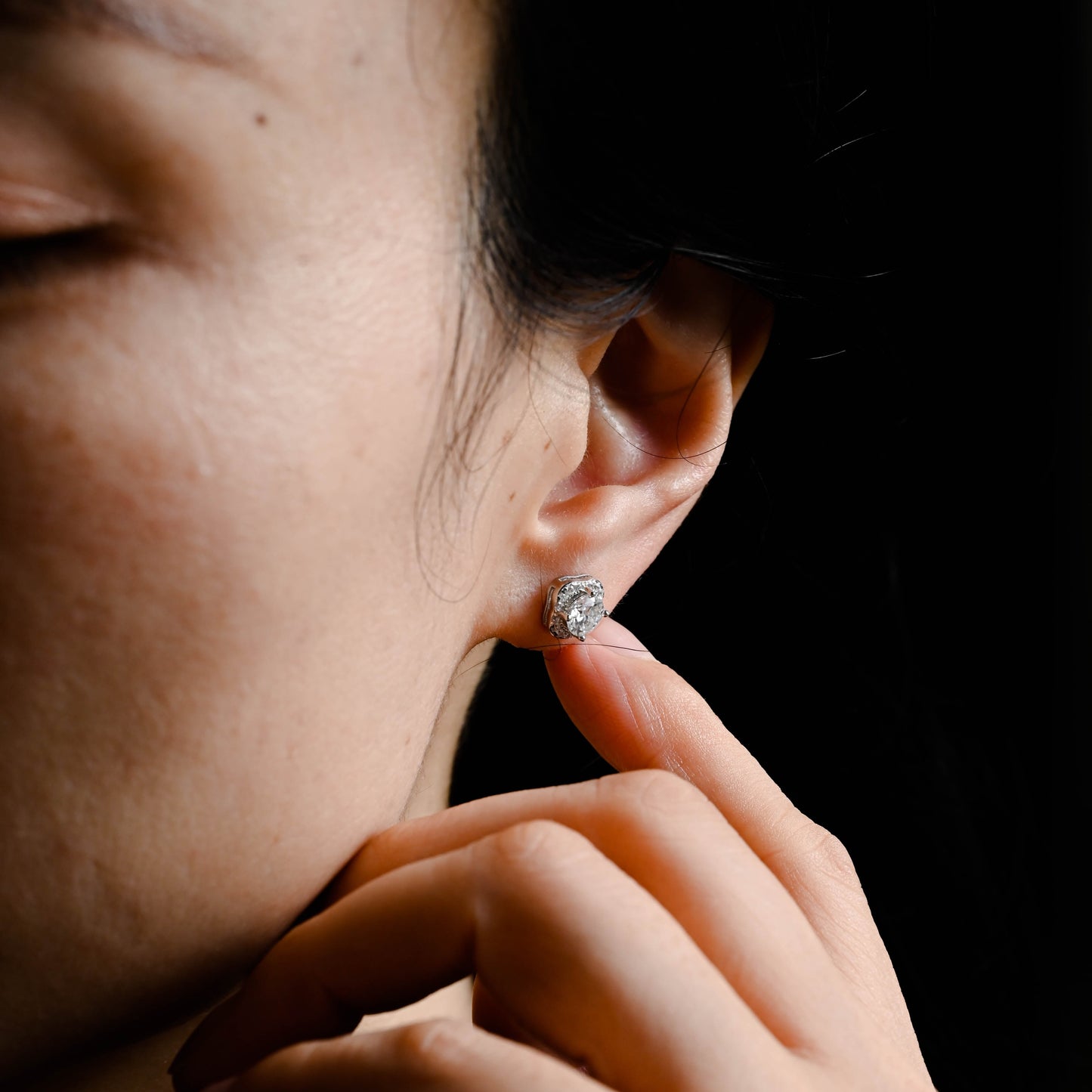 four-leaf -clover-round-cut-moissanite-earrings-studs