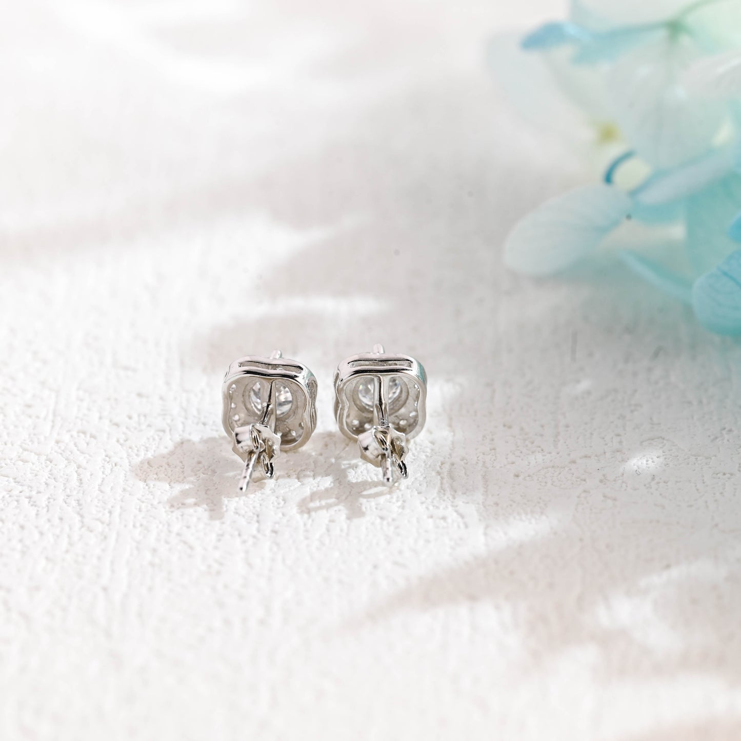 four-leaf -clover-round-cut-moissanite-earrings-studs